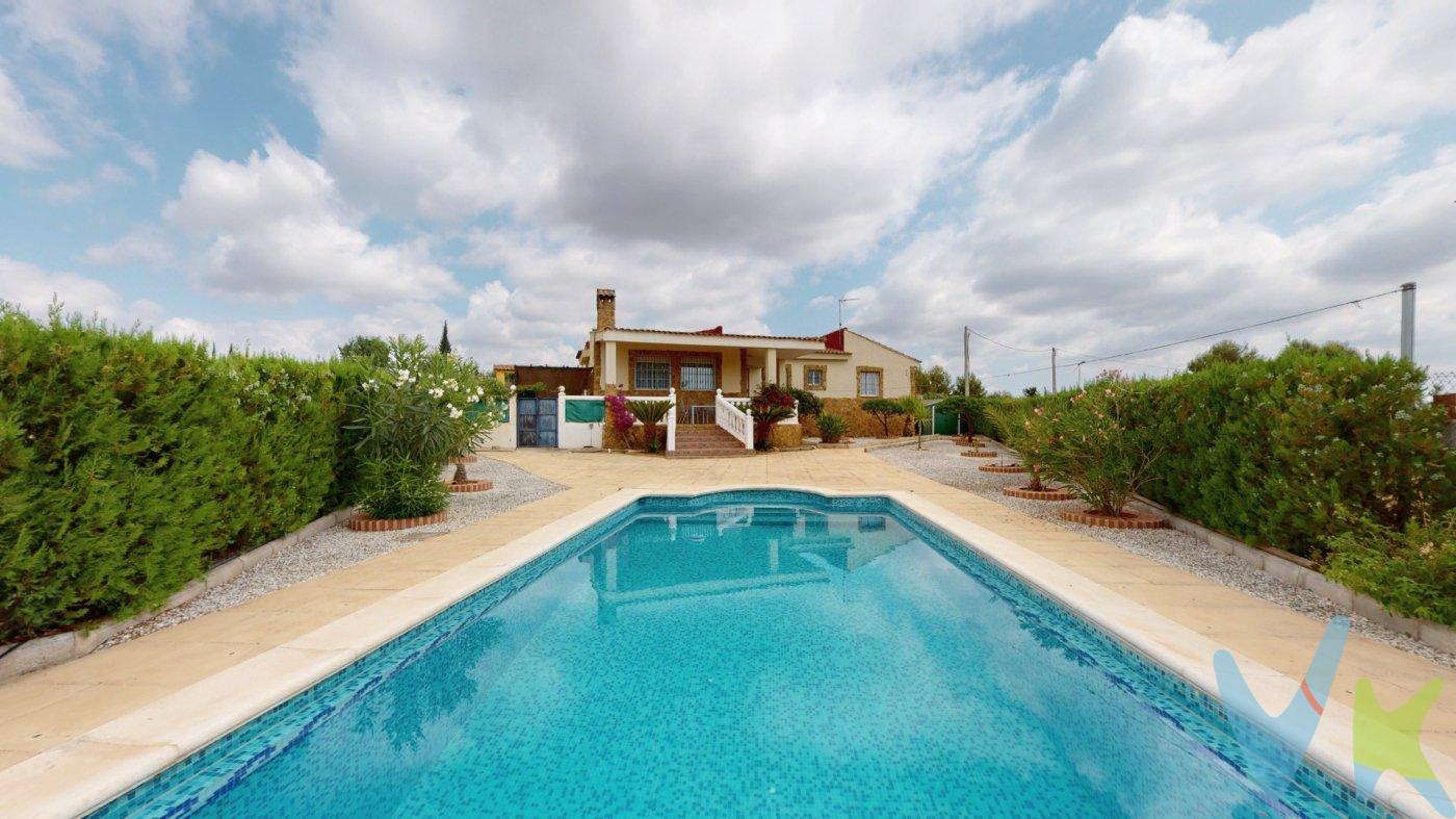 Este unifamiliar esta situado en terreno rustico sito en Fuente MORERA o Lloma de Paridera , Real de Montroy. a tan solo .  minutos de la población, con todas sus comodidades de servicios, colegios, centros médicos, …. Parcela de 7800 metros.  La propiedad esta distribuida en una sola planta; accedemos a la vivienda tanto por el gran salón comedor con chimenea, como por la amplia cocina. Tenemos tres habitaciones dobles ; en la habitación principal tenemos un vestidor y un baño completo. También cuenta con otro baño completo.  En la parte exterior con una parcela de 794 m2,  tenemos una gran terraza en la que puedes disfrutar del envidiable paraje de montañas  y una hermosa piscina de 8 x 4.  También tenemos un garaje techado para guardar los vehículos.  Si usted esta interesado en esta propiedad no dude en ponerse en contacto con nosotros.  En el precio del inmueble no están incluidos los gastos de compraventa ni los honorarios de la agencia.  El mobiliario que aparece en las fotos no esta incluido en el precio.  .  