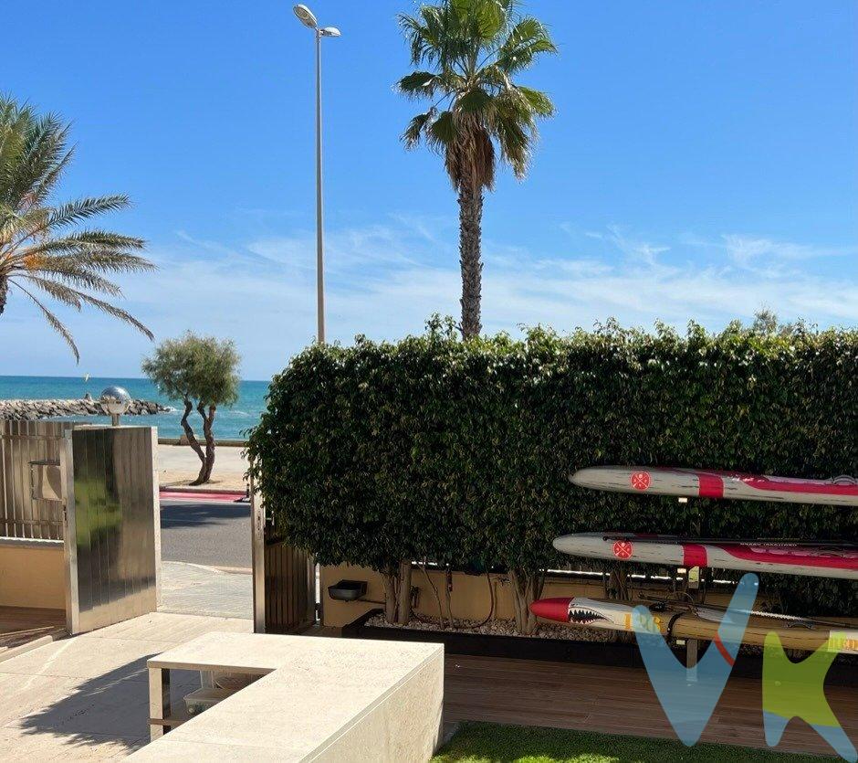 En el barrio del Vinyet del encantador pueblo de Sitges, frente al paseo marítimo, y a 10 minutos caminando del centro, se erige esta villa construida a principios del siglo pasado y completamente renovada en el año 2020 con materiales de altísima calidad. Destacan el mármol de sus suelos interiores, escaleras, terrazas, jardín de la playa y área de la piscina, así como el acero inoxidable presente en sus verjas exteriores y las puertas del acceso delantero. A tan sólo 20 minutos del aeropuerto internacional Barcelona-El Prat, y a 35 minutos de la ciudad de Barcelona, se distribuye en varias plantas, todas con estancias muy espaciosas y luminosas, lo que la hace ideal para disfrutar con la familia y amigos, tanto en interiores como exteriores, así como para celebrar eventos especiales. Otra de las grandes cualidades de esta villa es que dispone de dos entradas independientes, delantera y trasera. La propiedad consta de 7 dormitorios dobles, siendo 4 de tipo suite, un total de 6 baños completos y 2 aseos, y 6 terrazas exteriores.  Sus plantas se distribuyen así:. - Planta baja: Ocupada por el garaje cubierto para 3 coches, la lavandería, un gran almacén y trastero, bodega, estancia para el servicio, y un amplio baño con ducha con acceso directo a la piscina. Acceso al ascensor desde el garaje. Cabe destacar, que al garaje se accede por la entrada trasera de la casa, donde encontramos un precioso jardín, una gran barbacoa de obra, un comedor de verano (actualmente utilizado como gimnasio), y una amplísima zona de aparcamiento al aire libre con capacidad para 8-10 coches. - Planta principal: Cuenta con un amplio salón de estar con vistas al mar y acceso directo a la terraza y al jardín de la playa, un comedor para 14 comensales, y la cocina con sus dos terrazas, una de ellas con comedor y acceso al área de la piscina, el jardín trasero y la zona de aparcamiento al aire libre, y la otra, con acceso al jardín delantero y la lavandería. - Planta primera: Aquí se encuentra la gran habitación principal, que ocupa todo el ancho de la fachada delantera de la casa y terraza privada con vistas al mar y al paseo marítimo. Esta habitación dispone de un espacioso baño en suite con ducha con hidromasaje y bañera con hidromasaje. En esta misma planta se encuentra otra habitación con baño en suite y una amplia terraza privada. - Segunda planta: Dispone de un amplio distribuidor que nos conduce a 4 habitaciones y una amplia terraza con vistas al jardín trasero y al área de la piscina. 2 de estas habitaciones son suites con vistas al mar, y las otras dos comparten un baño con ducha. - Buhardilla: Está situada en la última planta y habilitada actualmente como una amplia habitación. Tiene unas espectaculares vistas al mar y a todo el paseo marítimo. La Villa cuenta con muchos extras, destacan los siguientes:. - Sistema ADSL de alta velocidad y Wi-Fi de última generación con antenas en todas las plantas y en jardines exteriores. - Sistema de AUDIO-TV por zonas controlado con mandos RTI y App. - Sistema de alarma exterior e interior por zonas controlado desde el interior o desde el exterior por App. - Sistema de cámaras de seguridad con videograbador controladas por ordenador y por App. - Sistema de video portero con códigos y reconocimiento facial con central de control en plantas principales. - Sistema de aire acondicionado por conductos y dividido y controlado por plantas. - Sistema de calefacción individual por gas natural dividido y controlado por plantas. - Sistema de bombas de agua de gran capacidad para agua sanitaria. - Sistema de bombas y pozos para evacuación de aguas sucias y aguas lluvias. - Sistema de iluminación exterior automático controlado por fotocélulas y dividido por zonas. - Sistema de descalcificación de agua. - Depósito de agua potable subterráneo con capacidad para 20.000 litros. - Puertas de garaje con control remoto. - Persianas automáticas en ventanas