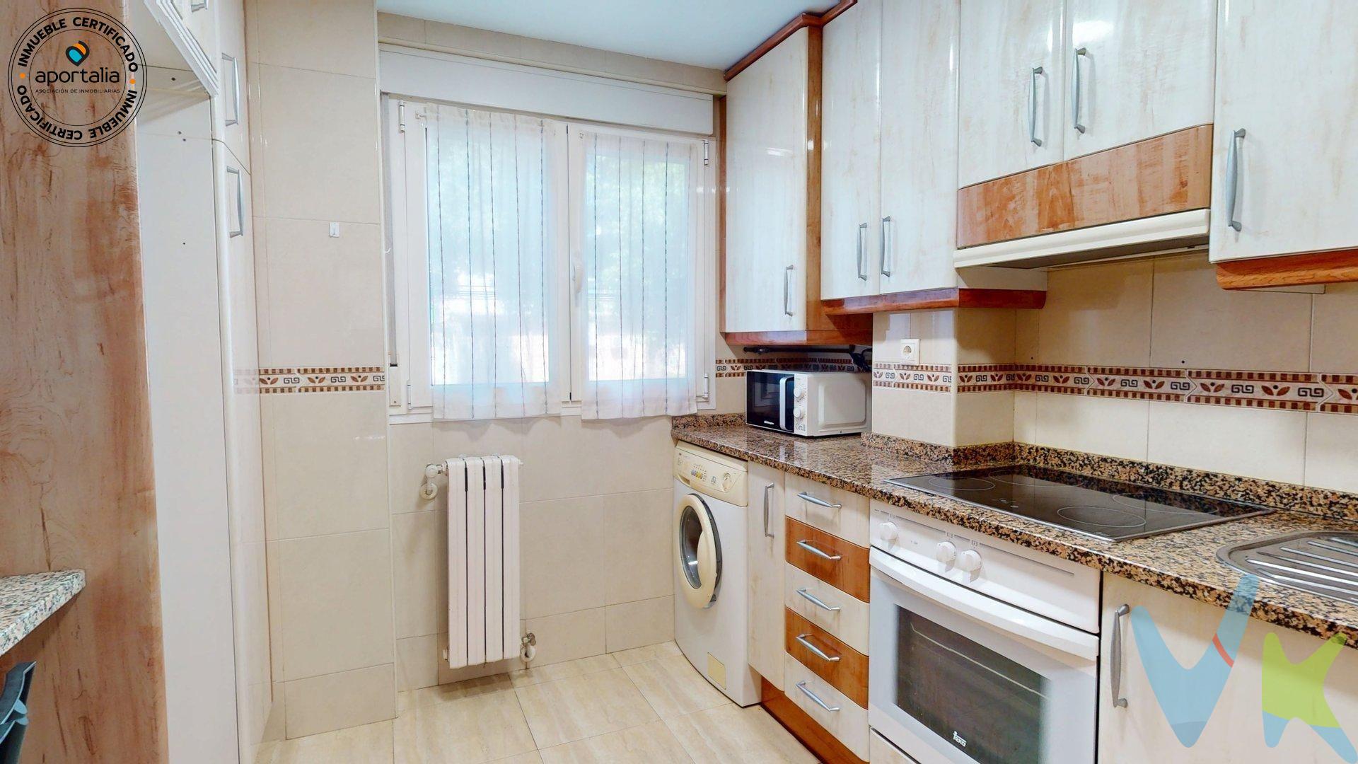 Se vende estupendo piso en una de las zonas más tranquilas y demandadas del barrio del Arrabal, a un paso del Parque del Tío Jorge. Ideal tanto para vivir como para invertir. Avenida San Juan de la Peña muy cerca de Sobrarbe. La vivienda es una  planta baja  y cuenta con 58 m² útiles, distribuidos de forma muy funcional:. Salón muy luminoso con dos ventanas. Cocina en buen  estado y bien aprovechada. 2 dormitorios dobles: uno principal con espacio para armario empotrado y otro ideal como habitación infantil, de invitados o despacho. Baño completo con plato de ducha. El piso se encuentra en perfecto estado y muy cuidado. Entre sus calidades destacan:. Calefacción individual a gas. (suministro de baja). Ventanas de aluminio lacado. Puerta de entrada blindada. Suelos de gres claro. Puertas de madera en color roble. Ubicado en una calle muy tranquila, con excelente comunicación por transporte público, zonas verdes, colegios, comercios y todos los servicios al alcance. ✅ Llámanos y agenda tu visita. ¡Una oportunidad única en el Arrabal!. 