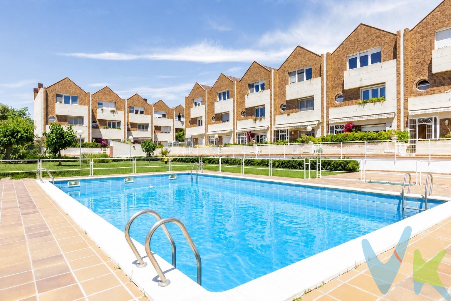 Magnífico adosado en urbanización privada con piscina y zonas verdes en Zaragoza. Te presentamos esta fantástica vivienda adosada situada en una cuidada urbanización privada, ideal para familias que buscan espacio, comodidad y calidad de vida en un entorno tranquilo y agradable. La vivienda se distribuye en cuatro plantas perfectamente aprovechadas, ofreciendo amplitud y versatilidad en cada una de sus estancias. En la planta sótano encontramos una amplia bodega, perfecta como zona de reuniones, sala de juegos o espacio multiusos, además de garaje privado con capacidad para dos vehículos. La planta principal destaca por su luminoso salón-comedor con salida directa a terraza, creando un espacio ideal para disfrutar y relajarse. La cocina es independiente y funcional, con acceso a una agradable terraza ajardinada, perfecta para comidas al aire libre o momentos de desconexión. La planta se completa con un aseo de cortesía. En la primera planta se ubican tres dormitorios, varios de ellos con armarios empotrados, además de un baño completo que da servicio a esta zona de descanso. La buhardilla sorprende por sus techos altos y la sensación de amplitud y luz natural. En esta planta encontramos dos dormitorios de generosas dimensiones, ambos con armarios empotrados, y un segundo baño completo. La urbanización cuenta con amplias zonas comunes ajardinadas y piscina comunitaria, perfectas para disfrutar en familia durante todo el año. Una vivienda muy completa, con grandes posibilidades y excelente distribución, ideal para quienes buscan tranquilidad sin renunciar a espacio y comodidad. Características destacadas:. •	Urbanización privada con piscina. •	Jardines y zonas comunes. •	5 dormitorios. •	3 baños + aseo. •	Bodega multiusos. •	Garaje para 2 coches. •	Terraza y jardín privado. •	Armarios empotrados. •	Buhardilla amplia y luminosa. ¡Llámenos para ampliar informacion y solicitar visita!. 