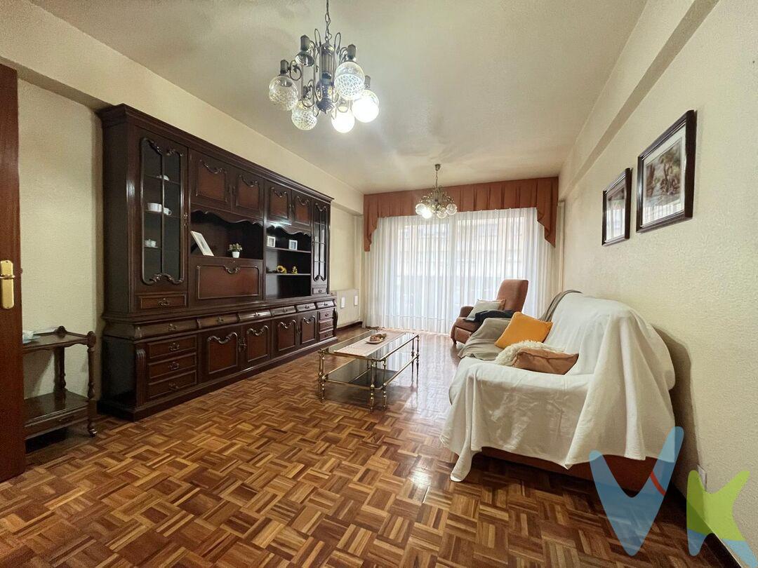

Si buscas un piso amplio, con buena distribución, esta es tu oportunidad.  No abundan las viviendas que reúnan tres dormitorios, dos baños, balcón y una ubicación tan céntrica.  Este piso en tercera planta, conservado en buen estado, destaca por su excelente distribución en la Plaza de los Fueros, ofreciendo todo lo que una familia busca y con todos los servicios a pie de calle.
 
Al entrar, amplio recibidor que da paso a una vivienda cómoda y perfectamente optimizada. El corazón de la casa es un salón-comedor espacioso y lleno de luz natural, el cual cuenta con acceso directo a un balcón con vistas despejadas a la Avenida Central.   La cocina está reformada, equipada con una práctica despensa y un balcón acristalado ideal como zona de tendedero y colada.
La zona de descanso se distribuye en tres dormitorios equipados con armarios empotrados y hechos a medida, garantizando el máximo almacenamiento. Dispone de dos baños completos: uno de ellos integrado en suite dentro de la habitación principal, y el otro independiente, con plato de ducha y ventana a patio para una óptima ventilación.
 
La vivienda incluye un trastero bajo cubierta, perfecto para desahogo. La calefacción es central con contador individual, permitiéndote controlar tu propio consumo.
 
El edificio cuenta con un portal reformado y ascensores actualizados, sin barreras arquitectónicas. Vivirás rodeado de todas las comodidades: a un paso del Ayuntamiento, centro de salud, supermercados, comercios locales y con paradas de autobús muy cercanas para conectar rápidamente con Pamplona.
 
¡No dejes pasar esta oportunidad y ven a visitarlo!
 
Datos meramente informativos, sin valor contractual.   El PVP indicado no incluye impuestos (régimen general del ITP (Impuesto de Transmisiones Patrimoniales) es el 6% sobre el precio de compra) ni gastos de transmisión (notaría, registro, AJD (Actos Jurídicos Documentados), que suma aproximadamente un 2% sobre el precio de compra). Honorarios de la agencia a cargo del vendedor. NO SE COBRA HONORARIOS AL COMPRADOR.
 
 




 
