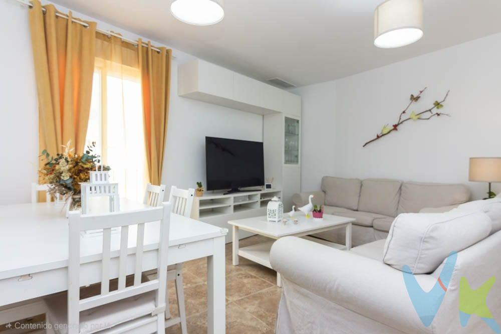 Precioso piso para entrar a vivir, con una distribución muy cómoda y espacios pensados para disfrutar del confort diario. La vivienda cuenta con tres habitaciones y dos baños completos, uno de ellos en el dormitorio principal. La cocina está totalmente equipada y lista para su uso desde el primer día. Destaca especialmente por su gran luminosidad, gracias a sus tres balcones a la calle y a que no tiene edificios en frente que resten luz. Además, dispone de preinstalación de aire acondicionado en toda la vivienda, termo eléctrico, y mosquiteras en todas las ventanas de climalit con doble acristalamiento, lo que garantiza confort durante todo el año. El edificio tiene ascensor desde la planta baja hasta la planta donde se encuentra la azotea que es transitable y permite tendederos. Uno de sus grandes atractivos es la excelente capacidad de almacenamiento, Armario empotrado en el hall de entrada, 2 armarios en cada una de las habitaciones individuales y 4 armarios en el dormitorio principal. La vivienda se completa con un garaje muy amplio (con capacidad para dos vehículos) y trastero junto a la plaza de garaje, aportando aún más comodidad y espacio extra. Una opción ideal para quienes buscan un piso luminoso, funcional y cuidado al detalle, listo para convertirse en hogar. Ubicado a 5 minutos de Plaza del Arenal y a 10 de Madre de Dios. De acuerdo con lo prevenido en el Decreto 218/2005, de 11 de octubre, se informa al cliente que los gastos notariales, registrales, impuesto de transmisiones (ITP), honorarios de intermediación, gastos financieros, y otros gastos inherentes a la compraventa no están incluidos en el precio. 