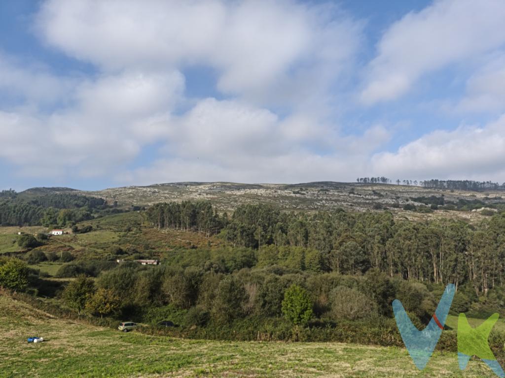 Se vende finca rústica agraria en el paraje natural de La Busta, en Alfoz de Lloredo. Está clasificada como suelo rústico de especial protección de Prados de Mies (REMI), según el vigente PGOU. Acceder a la finca es sencillo, desde Casar de Periedo y desde Golbardo. La ubicación es perfecta para los usos a propiciar: ganadería y agricultura extensiva, silvopascicultura. También tiene otros usos admisibles: invernaderos y casetas para aperos de labranza; explotación agropecuaria y vivienda vinculada; forestal; instalaciones de ocio y tiempo libre, campamentos de turismo. La finca cuenta con acceso a enganchar agua porque pasa la autovía del agua al lado, y la toma de luz está muy cercana. Esta característica le da un valor añadido significativo, garantizando comodidad y practicidad para futuros proyectos que desee emprender en el lugar. El terreno destaca por su belleza paisajística, rodeado de vegetación autóctona que cambia de tonalidad conforme avanza el año, ofreciendo postales visuales imbatibles en cada estación. Tanto en primavera como en otoño, el espectáculo natural es digno de admirar. Las vistas despejadas al horizonte otorgan una sensación incomparable de amplitud y libertad. Posee un clima seco, ya que está protegido del viento del norte por la montaña.No deje pasar la oportunidad de adquirir este terreno, donde la naturaleza y la serenidad se encuentran al alcance de su mano. 