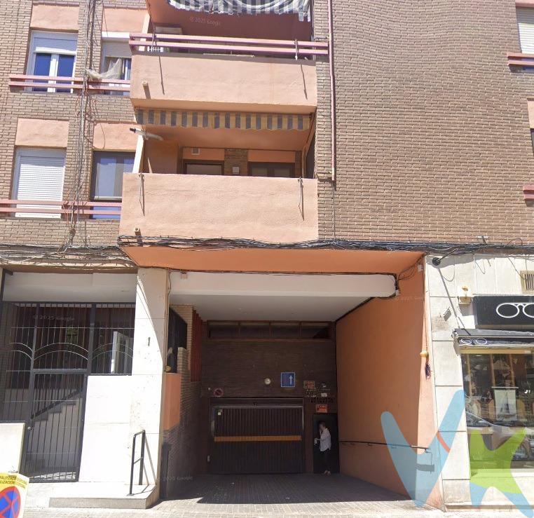 Ahora tienes la ocasión de dejar de perder tiempo cuando vuelves a casa después de un largo día.. Se vende plaza de garaje en la calle Jaime Esteve Cubells, junto a Guardia Civil. Se situa en la planta única -1 del edificio y es apta para un coche mediano. No lo dudes y ven a visitarla cuanto antes porque encontrar plaza de garaje en Benimaclet, es tarea complicada.. ***. Agencia Registrada con el Nº 5343 en el Registro Obligatorio de Agentes Inmobiliarios de la Comunitat Valenciana, según el DECRETO 98/2022, de 29 de julio, del Consell, por el que se regula el Registro de Agentes de Intermediación Inmobiliaria de la Comunitat Valenciana. La documentación del inmueble ha sido revisada y estimamos que reúne todos los requisitos necesarios para ser comercializado. El precio ofertado no incluye los honorarios de la agencia a cargo del comprador, que ascienden a 1.500 euros, más I.V.A. (21%). El precio ofertado tampoco incluye ni los gastos de notaría y de registro de la propiedad (que están sujetos a aranceles y varían dependiendo del precio de venta), ni los impuestos (que en la Comunidad Valenciana varían dependiendo del precio del inmueble y de las características personales del comprador). Las medidas aquí expuestas han sido obtenidas del Catastro. El anuncio no es vinculante, puede contener errores. ¿Tienes alguna duda? Consúltanos. ***. Los vendedores han confiado en este equipo para gestionar la venta del inmueble de forma exclusiva. Como no puede ser de otra forma, garantizamos un servicio de calidad, actuando en todo momento de forma transparente, ética y profesional. Así pues, se ruega la no interferencia de terceros y, sobre todo, no molestar a los propietarios, a los ocupantes del inmueble o a los vecinos. Muchas gracias por tu comprensión. 