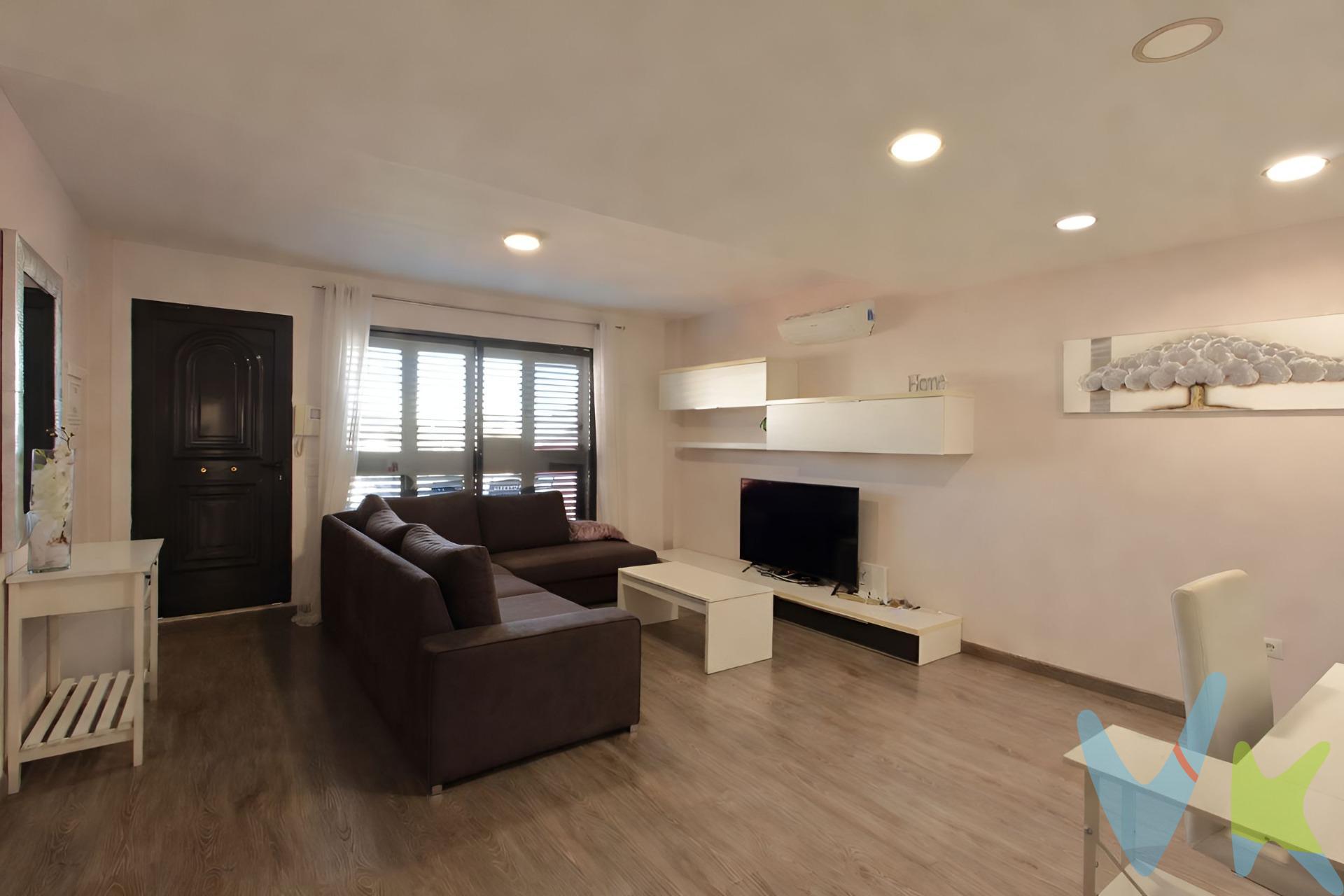 Tranquilidad y Amplitud en Onda. Unifamiliar de 4 Niveles con Terrazas. Ubicada en una de las zonas mas funcionales y tranquilas de Onda, ideal para quienes buscan un estilo de vida equilibrado. Se trata de una vivienda versátil que ofrece el espacio extra y las zonas exteriores privadas perfectas para adaptarse a todas sus necesidades. La propiedad cuenta con 234 m² construidos. Se distribuye en salón-comedor, cocina y zona de lavandería. Dispone de tres dormitorios (uno de ellos como buhardilla), dos baños completos y un aseo. Además, incluye garaje, armarios empotrados en todas las habitaciones, y zonas exteriores como balcón y terrazas.. Planta baja  (Garaje y Zona Polivalente): Amplio espacio con puerta automatizada y acceso directo al interior. Perfecto como zona de trabajo, gimnasio o taller. Planta primera (Zona social): Terraza delantera de bienvenida. Salón-comedor independiente, aseo de cortesía y cocina funcional con salida a patio trasero (techado al 50%) que integra la zona de lavandería. Planta segunda (Descanso): Habitación principal con balcón privado y baño completo. Segunda habitación doble de grandes dimensiones y baño completo. Planta tercera (Espacio diáfano): Buhardilla ideal como tercer dormitorio o despacho. Dispone de dos terrazas  que garantizan ventilación cruzada y vistas despejadas. Una vivienda lista para entrar a vivir, con una estructura sólida y espacios optimizados. ¡Ven a visitarla y descubre tu próximo hogar!. La descripción del presente inmueble e imágenes tienen mero carácter informativo y en ningún caso carácter contractual, pudiendo ser modificados por la inmobiliaria comercializadora sin que ello implique responsabilidad alguna frente a terceros. VENTA:. PVP 215.000€. Gastos e impuestos no incluidos en el precio. La compra conlleva impuestos y gastos de formalización para el comprador. A título orientativo se informa que en segundas transmisiones el ITP con carácter general en Valencia es del 10%, pudiendo existir otros tipos impositivos atendiendo a las circunstancias personales del comprador u otras circunstancias previstas legalmente. Base imponible del impuesto el mayor valor entre el precio de compraventa, la tasación o el valor de referencia catastral. En cuanto a los gastos de notaría y registro, en su caso, suelen oscilar aprox. entre 1,5% y 2,5% (aranceles variables según precio, n.º de copias y complejidad). El comprador elige notario. Si el comprador precisase de hipoteca: tasación, condiciones y costes bancarios serán según entidad elegida por el comprador, así como los gastos de gestoría, y cualesquiera otros gastos inherentes a la formalización de la compraventa que legalmente correspondan a la parte compradora, salvo pacto expreso en contrario con el vendedor. El consumidor tiene, conforme a la normativa vigente, a su disposición información y documentación adicional relativa al inmueble y condiciones de la compraventa, que podrá ser consultada en C/Joaquín Costa 4, bajo 46005 Valencia o urbe2@remax.es. Honorarios de mediación inmobiliaria a cargo del COMPRADOR: (3% del precio final de venta más IVA (21%), salvo otro pacto.); y de VENDEDOR (según acuerdo con el mismo). Se informa al consumidor que la agencia actúa como intermediaria inmobiliaria en la operación, estando cualquier eventual compraventa y sus condiciones sujeta a la aceptación expresa del propietario-vendedor y a la posterior formalización del correspondiente contrato.