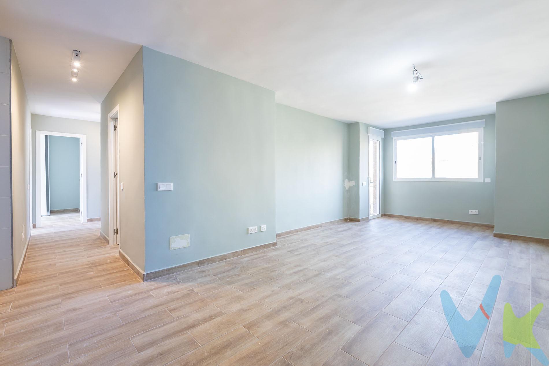 Crea el hogar que siempre has soñado en este  piso ubicado en pleno centro, con todos los servicios a tan solo un minuto andando, como supermercados, colegios, transporte público, farmacias y zonas de ocio. La vivienda cuenta con 4 dormitorios ideales para familias o para disponer de despacho y espacios extra, 2 baños completos, un salón-cocina integrado moderno y funcional que crea un ambiente acogedor y luminoso, y un balcón al que se puede acceder tanto desde el salón como desde uno de los dormitorios, perfecto para disfrutar del aire libre en cualquier momento. Un piso amplio, cómodo y con una ubicación inmejorable para quienes buscan vivir en el corazón de la ciudad. 📞 ¡No pierdas la oportunidad de visitarlo!. Por último, te vamos a contar una cosa: Los propietarios han confiado en nosotros y nos han contratado en exclusiva para que les ayudemos a vender uno de sus bienes más preciados, su casa, su hogar. Esto para ti, como comprador, será una garantía ya que tendrás acceso a un servicio de calidad, un trato fácil, sencillo y sin interferencias de terceros. Por eso, te vamos a pedir un favor, habla con nosotros, no los molestes, te vamos a ayudar en caso de interés en todo el proceso y te vamos a facilitar toda la documentación e información que precises. Como ya te habíamos dicho, ¡Un servicio de calidad!. 