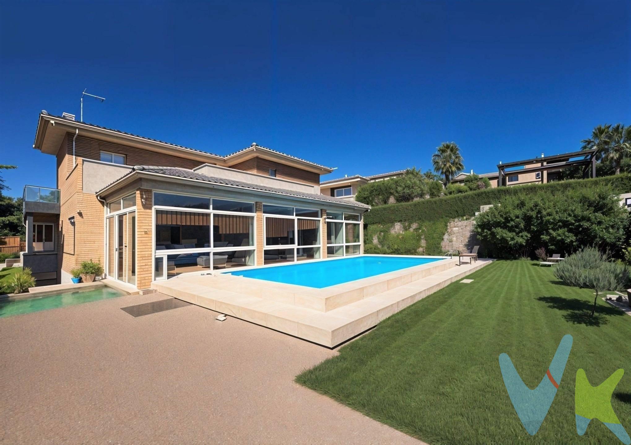ELEGANCIA Y PRACTICIDAD EN CASTELLMOSTER. Chalet de 4 habitaciones, garaje, jardín, piscina.. Les presentamos en exclusiva este elegante y práctico Chalet en la prestigiosa urbanización de Castellmoster , municipio de Castellvell del Camp, a escasos 5 minutos de Reus y a 15 de las fabulosas playas de la Costa Dorada.  .  El Inmueble de 300m² construidos y situado en una parcela de más de 700m² está equipado y distribuido en:.  .  - 4 habitaciones, dos de ellas tipo suite, una con baño completo y la otra con jacuzzi , todas ellas exteriores, con fabulosas terrazas/solarium con unas vistas espectaculares.  - Un amplio y luminoso salón/comedor con salida directa a otra amplia terraza acristalada con acceso directo  al jardín y a la  piscina privada.  - 3 baños completos en el total del hogar.  - Una maravilla de terraza cubierta con cerramientos de aluminio, para gozarla todo el año.  - Una fantástica cocina tipo Office, totalmente equipada y con acceso directo a la terraza, al salón y al jardín.  - En la planta inferior está situado un  polivalente garaje de más de 50m², con salida directa a la calle y una sala independiente donde nos encontramos la caldera y los depósitos  de la calefacción de gasoil.  - Un espléndido jardín que rodea toda la vivienda a diferentes niveles, combinando suelos pavimentados y naturales. En él podrán gozar de su espacio botánico, zona barbacoa, zona chillout y como no,  de una indispensable piscina.  - Suelos de gres.  - Exteriores de aluminio climalit.  - Calefacción de gasoil en todo el hogar.  - Aire acondicionado y ventiladores de techo.  - Armarios empotrados.  - Puertas interiores de madera maciza.  - Y mucho más que descubrirán y se sorprenderán al visitarlo.  .  Como habrán podido observar en el  reportaje fotográfico y descriptivo que les hemos presentado, se trata de una vivienda espectacular a un precio inmejorable (1.300€/ m² construido), con habitaciones, salas y espacios muy amplios que les proporcionarán la elegancia, confort y practicidad que andan buscando para su  nuevo hogar. Un hogar para ustedes y para sus seres más queridos, para que lo puedan pintar, decorar, retocar a su gusto y necesidades.  ¡Concierten una visita ya con nosotros! les atenderemos con mucho gusto. 