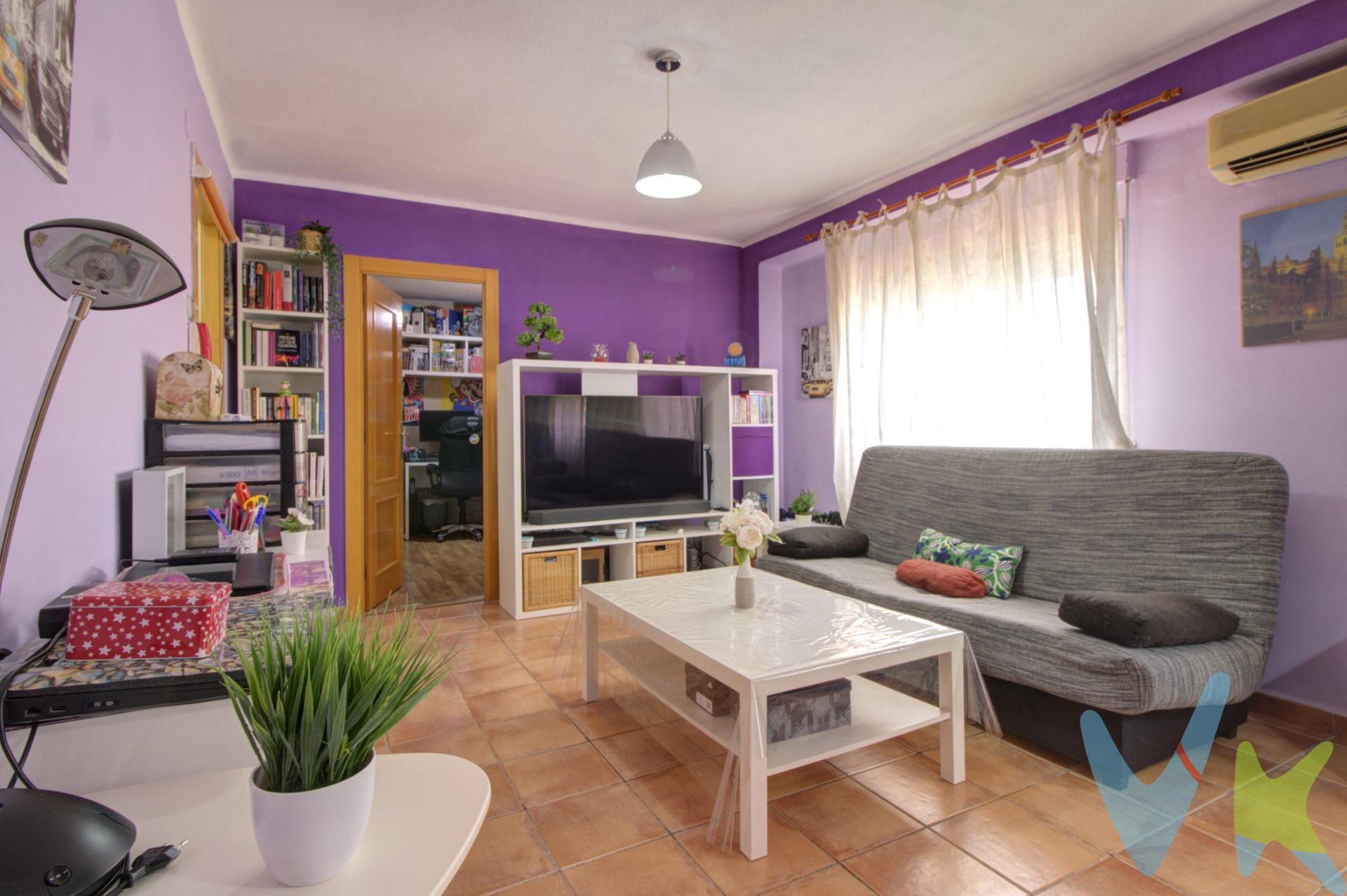Imagina tener la playa a 6 km, una playa de arena fina con bandera azul y un paseo marítimo lleno de vida estival . Este cuarto piso sin ascensor, construido en 1970,  con una finca muy bien conservada por dentro,  te da la bienvenida con una distribución funcional que garantiza confort desde el primer día. Dos habitaciones dobles crean el refugio ideal para parejas y familias que desean calidad de vida sin complicaciones, cocina independiente con galería, cuarto de baño completo y salón comedor completan la vivienda. Lo más mágico: el entorno. Vives rodeado de colegios, tiendas, autobuses y la estación de Cercanías (líneas C‑5/C‑6), para llegar a Valencia en menos de media hora.  Cada jornada es un equilibrio perfecto: pasear entre paredes centenarias de piedra y, por la tarde, disfrutar de la puesta de sol en la Marjal dels Moros, un humedal cercano calificado como ZEPA —ideal para paseos y la observación de aves en familia. Este piso no es solo una dirección. Es un hogar asequible que ya está listo para vivir, donde cada rincón suma facilidad, calidez y serenidad. Invertir aquí significa apostar por un presente cómodo y un futuro con atractivo para arrendamientos o revalorización. Ven a verlo y vive lo que has imaginado: la combinación perfecta entre luz, tranquilidad, aire mediterráneo y comodidad urbana. Tu próxima historia comienza en Puçol. Si lo necesitas, te ayudamos con la financiación. Los impuestos, gastos de notaría, registro y honorarios de agencia no están incluidos en el precio de venta. Para mayor seguridad en la compraventa, todas nuestras viviendas poseen FICHA DE CERTIFICACIÓN DE INMUEBLES registrada por la Asociación de Inmobiliarias de la Comunidad Valenciana ASICVAL. Antes de comprar o de entregar las arras, pida el Certificado de la vivienda para estar seguro y tranquilo sobre la situación legal, urbanística y de cargas de la misma. INMOBILIARIA QUASABLANQUA está inscrita en el Registro de Agentes de Intermediación Inmobiliaria de la Comunidad Valenciana RAICV. 