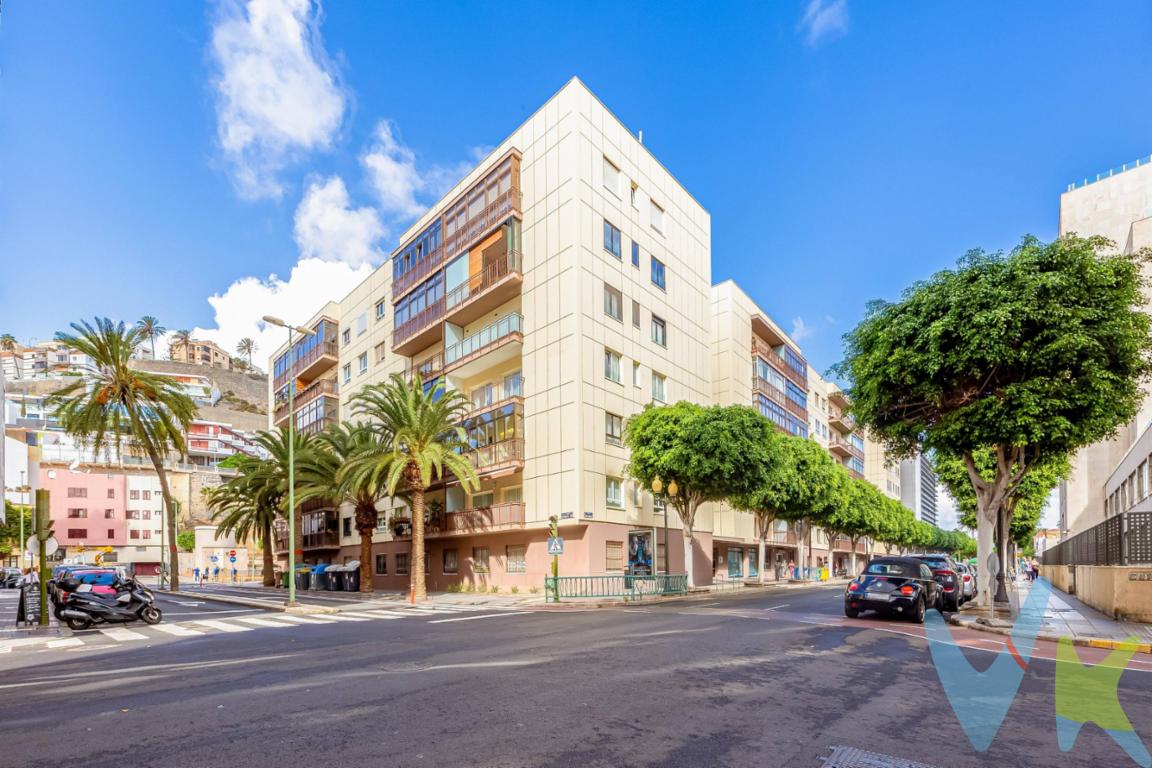 Amplia vivienda familiar de 171 m2 situada en una de las zonas más demandadas de Las Palmas de Gran Canaria, en Paseo Tomás Morales, con todos los servicios al alcance, bien comunicado y acceso casi directo a la Autovía GC-1, que conecta cualquier punto de la isla. La vivienda cuenta con 3 amplios dormitorios dobles, todos con armarios empotrados, uno de ellos con baño en tipo suite, un luminoso salón-comedor con acceso a la terraza, con grandes ventanales que aportan abundante luz natural y una agradable sensación de amplitud, cocina independiente completamente equipada con una práctica solana, un segundo comedor-distribuidor, trastero y un segundo baño. Incluye además una cómoda plaza de aparcamiento que es fundamental en la zona en la que se encuentra. Gracias a sus despejadas vistas, su excelente distribución y su extraordinaria luminosidad, esta propiedad ofrece un espacio cómodo, acogedor y muy funcional para el día a día. Además, disfruta de una ubicación estratégica, con rápida conexión a la autovía GC-1, transporte público, comercios, restaurantes, zonas comerciales, todos los servicios necesarios, para disfrutar de una excelente calidad de vida. Una oportunidad ideal para quienes buscan amplitud, comodidad y una ubicación privilegiada en el corazón de la ciudad. 