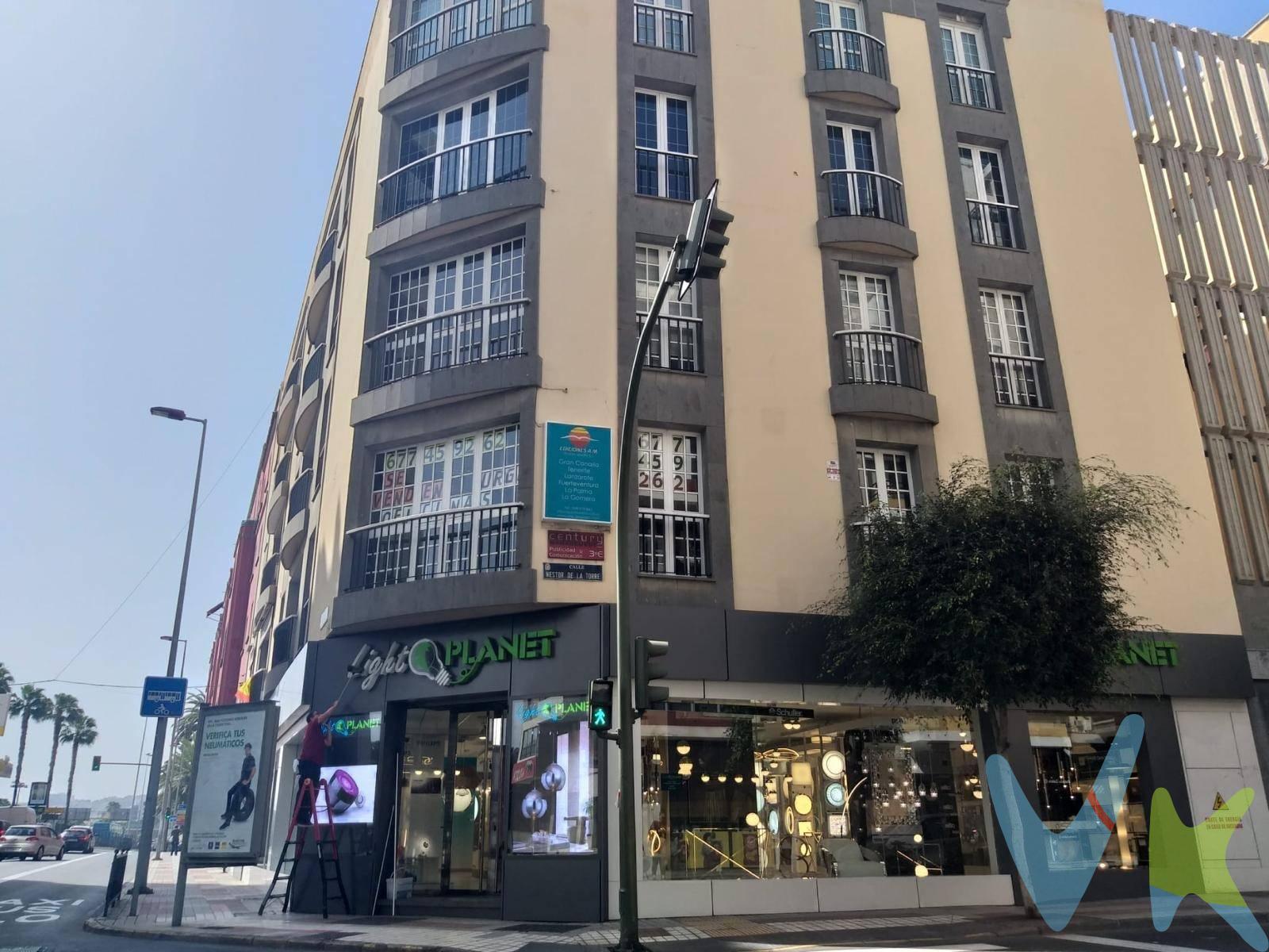 En venta magnífica vivienda situada en la calle Néstor de la Torre, en plena zona de Mesa y López, una de las áreas más cotizadas, comerciales y dinámicas de Las Palmas de Gran Canaria, hoy además especialmente atractiva por su entorno peatonal, su ambiente urbano y su excelente oferta de restauración, boutiques y servicios, a pocos pasos de Las Canteras y de El Corte Inglés. Ubicada en un edificio de pocos vecinos y muy buena comunidad, esta vivienda ha sido reformada recientemente con muy buenas calidades y diseño varguardista.  Destaca  por su amplitud, luminosidad y condición totalmente exterior. Con 123 m² construidos, dispone de tres dormitorios, dos baños completos, amplio salón-comedor y cocina, con una distribución cómoda y funcional. Incluye además una cómoda plaza de garaje que es fundamental en la zona en la que se encuentra el piso. Una propiedad difícil de encontrar por tamaño, estado y ubicación, ideal tanto como residencia habitual como inversión en una de las zonas con mayor demanda de la ciudad.
