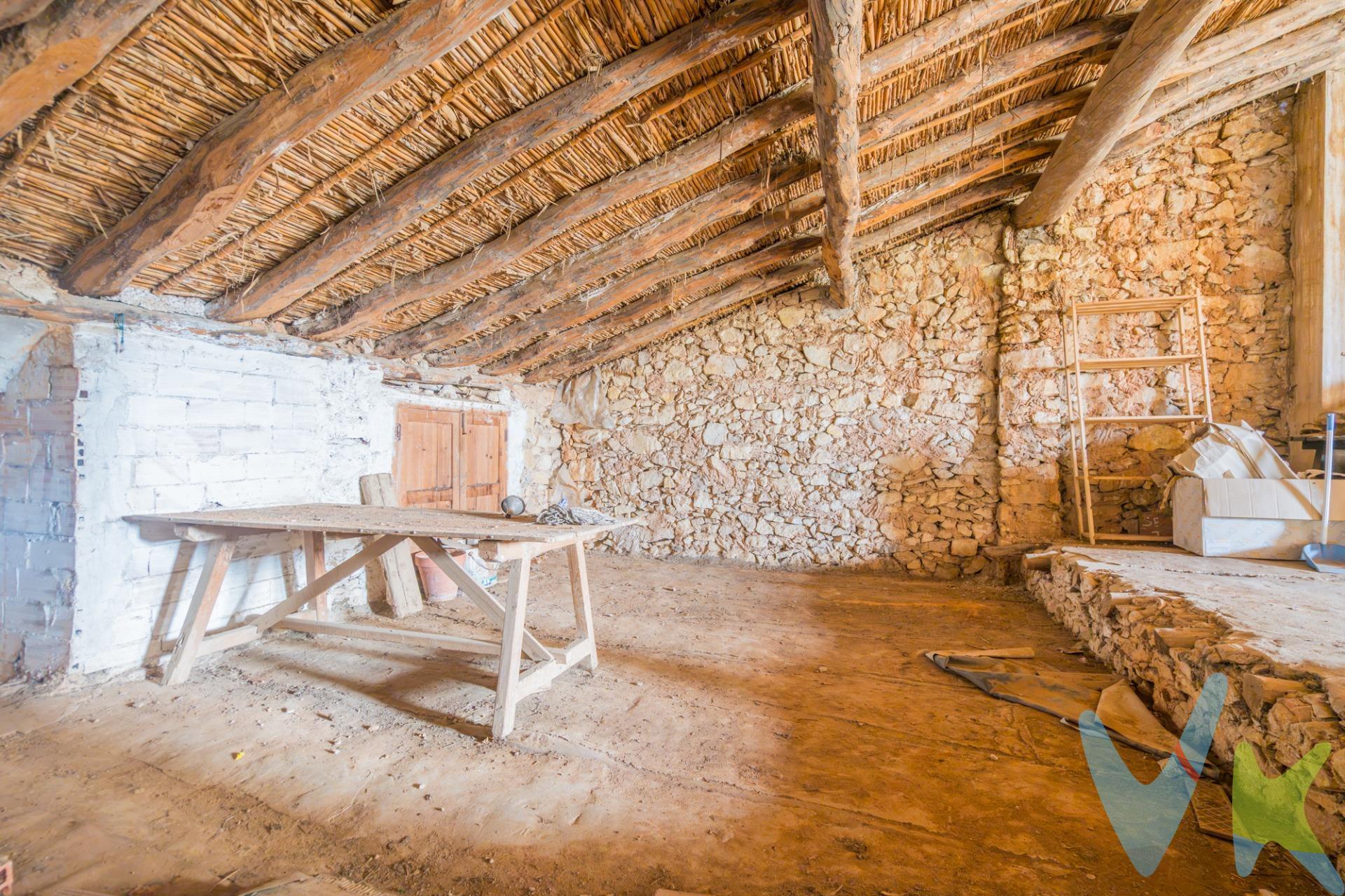 ¡OPORTUNIDAD ÚNICA EN EL PONTÓN (REQUENA)! CASA A DOS CALLES CON LUZ NATURAL Y MÚLTIPLES POSIBILIDADES:. Se vende espaciosa vivienda para reformar a tu gusto, ubicada en una zona residencial muy tranquila y familiar de "El Pontón", a tan solo un paso del centro de Requena y perfectamente comunicada. Al ser una propiedad que da a dos calles, destaca por su excelente ventilación cruzada y su luminosidad durante todo el día. Distribución actual:. Planta Baja:. -3 estancias/dormitorio. -Zona de salón-comedor chimenea. * Zona de cocina. -Garaje con acceso directo desde la calle para varios vehiculos o para poder hacer mas estancias. -Patio interior- exterior, ideal para disfrutar del aire libre en privacidad. -Terraza. Planta Primera:. -Espacio completamente diáfano, perfecto para redistribuir a tu medida (posibilidad de añadir más dormitorios, baños, zona de ocio o un estudio). Puntos fuertes:. Gran potencial de reforma: Su estructura y su planta superior diáfana permiten diseñar múltiples distribuciones según tus necesidades (vivienda unifamiliar grande, combinación de garaje amplio con zona de vivienda, etc.). Ubicación estratégica: Disfruta de la paz y la tranquilidad de El Pontón sin renunciar a la cercanía y todos los servicios que ofrece Requena. Fachada a dos calles: Mayor independencia, entradas independientes si se desea y luz natural en todas las estancias. Ideal tanto para inversores como para familias que buscan proyectar la casa de sus sueños en un entorno tranquilo. ¡No dejes pasar esta oportunidad! Contáctanos sin compromiso para concertar una visita. ---------------------------------------------------------------------------------------------------------. Por mandato expreso del propietario, comercializamos este inmueble en exclusiva, lo que le garantiza el acceso a toda la información, a un servicio de calidad, un trato fácil, sencillo y sin interferencias de terceros. Por este motivo, se ruega no molestar al propietario, a los ocupantes de la propiedad o a los vecinos. Muchas gracias por su. comprensión.