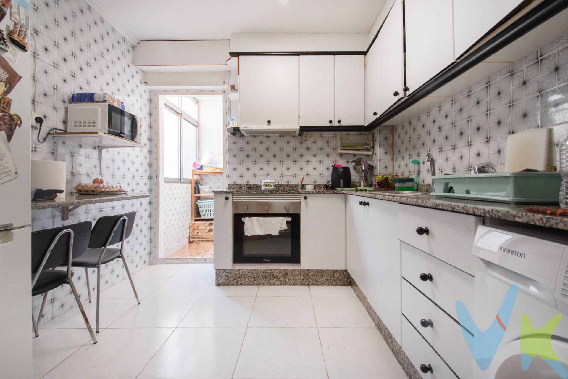 ****** SOLO PARA INVERSORES, VIVIENDA ALQUILADA *******. Te presentamos esta vivienda con contrato de alquiler vigente hasta noviembre de 2027, una opción pensada para quienes buscan una inversión estable, con buena continuidad y sin incertidumbres a corto plazo. La propiedad se encuentra en una finca tranquila y bien cuidada, con solo diez vecinos y cinco alturas, lo que garantiza un ambiente discreto y sereno. La vivienda está situada en la cuarta planta, lo que permite disfrutar de luz natural durante todo el día, aunque la finca no dispone de ascensor. El piso ofrece dos habitaciones dobles con armarios empotrados, un baño funcional y una cocina independiente con galería que aporta un espacio adicional muy útil para tareas domésticas. La planta está optimizada, sin espacios desperdiciados, con estancias definidas y funcionales que facilitan el mantenimiento y la ocupación estable. La ubicación es otro de sus grandes atractivos: cercana al metro pero lo suficientemente apartada para mantener un entorno tranquilo, y a un paso de La Torre, una zona consolidada con todos los servicios necesarios, comercios y excelentes conexiones. Todo ello convierte esta propiedad en una inversión sólida, ubicada en un entorno con demanda constante y una calidad de vida muy apreciada. Mobiliario, vehículos y otros elementos decorativos y personales de la propiedad no incluidos. Impuestos, gastos de compraventa, intermediación y financiación no incluidos.