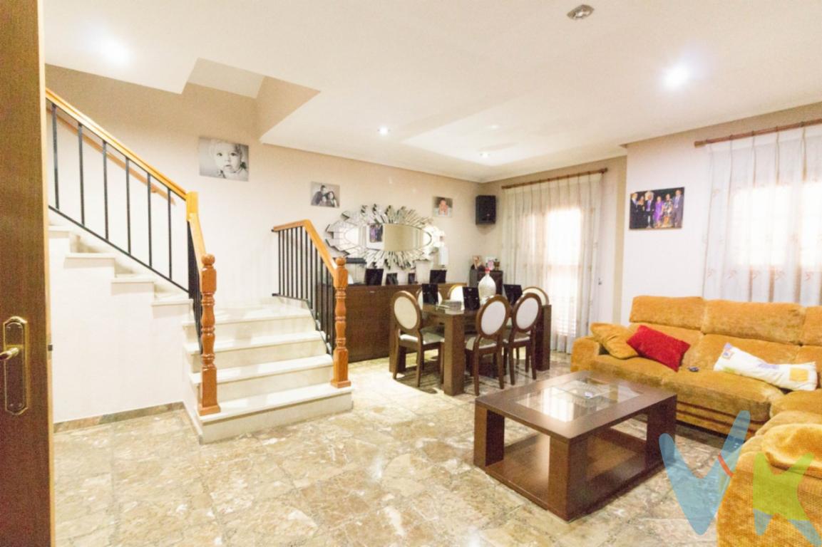 Vivienda Adosada con muchas mejoras cerca de la Rotonda de la Paloma de Manises.. . Este adosado se divide en:. . - Planta baja: amplio garaje, aseo con ducha, cocina totalmente equipada y dormitorio todo ello equipado con pavimento porcelánico. . . -Primera Planta: salón-comedor con aire acondicionado A/A, baño con ducha, cocina totalmente equipada con salida a terraza de 20 m2. . . - Segunda planta: tres dormitorios dobles con armarios empotrados además de dormitorio principal equipado con A/A y un baño completo con ducha. . . - Tercera planta: buhardilla con terraza de 20m2. . . La vivienda está dotada de puertas macizas de roble, pavimento con loseta de mármol, ventanas de aluminio climalit lacado en blanco y puerta de entrada blindada. .