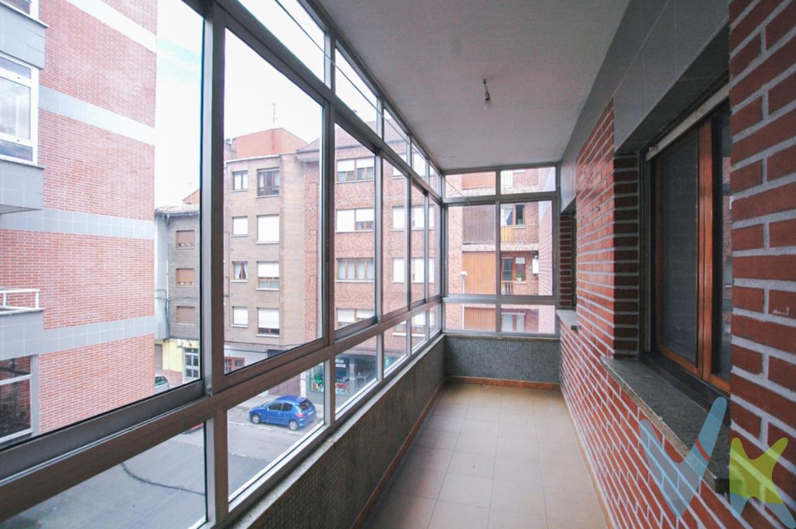 Enorme piso en El Berrón, de 95m² útiles, con 4 dormitorios (2 dobles y 2 individuales), un baño, espaciosa cocina y sala. Portal reformado, muy amplio y sin ningún tipo de barrera arquitectónica. Muy buen edificio, con servicios centrales de calefacción y agua caliente. Trastero y una buena plaza de garaje incluidos en el precio. Al lado del centro de salud y de la estación de FEVE, con todos los servicios y salida a la autopista a 30 segundos de casa, que te comunica en 10 minutos tanto con Oviedo como con Gijón. Llámanos para informarte!