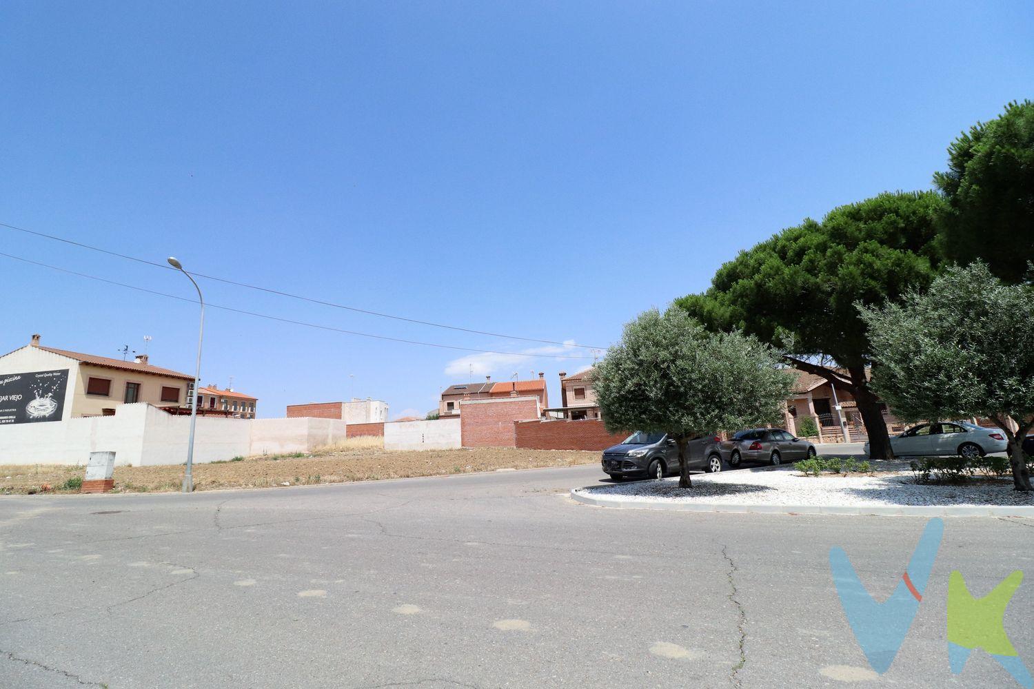 ¿BUSCAS UN TERRENO PARA EMPEZAR UNA NUEVA ILUSIÓN?
Te ofrecemos parcela en Fuensalida (Toledo). Superficie 450 m2. Situadas en zona céntrica del pueblo donde son aptas para edificación de ordenanza 2, zona unifamiliar con una edificabilidad de 2 plantas más sótano, ocupación máxima del 75 % y un retranqueo de fachada y fondo de 3 m.
Todos los servicios a pie de calle como agua, electricidad, basura etc. Además te ofrecemos la oportunidad de poder comprar otras dos parcelas contiguas a esta, que se podrían vender en conjunto o por separado:


7038018UK9363N0001RJ Nº 5 Superficie 450 m2 por 129.999€. 
 


7038017UK9363N0001KJ Nº7 Superficie 239 m2 precio 69.999€
 


7038016UK9363N0001OJ  Nº9 Superficie 197 m2 precio 58.999€


 
Tenemos financiera. Financiación hasta el 100% para construir ¡Infórmate!
Honorarios de intermediación inmobiliaria no incluidos en el precio.
“Información válida, salvo error tipográfico”.