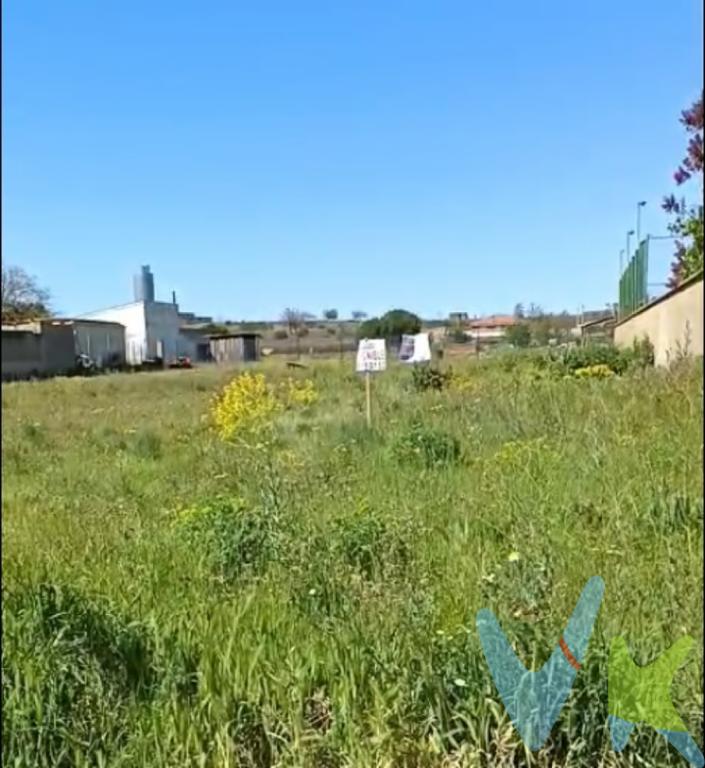 Ponemos a la venta esta magnífica parcela edificable en la población de Cembranos, en Chozas de Abajo, a escasos 10 kilómetros de León donde puedes construir tu primera vivienda o una segunda residencia. El pueblo, con una población que ya supera los 1000 habitantes, está situado a escasos cinco minutos de la ciudad de León y por ello, en los últimos años ha experimentado un asombroso crecimiento  poblacional y en todos sus sectores. Así, esta localidad posee hermosos edificios de reciente construcción, numerosas plazas, parques y jardines dotados con todos los accesorios necesarios para cubrir  las  necesidades de todos sus ciudadanos. De igual modo consta de nuevas y mejoradas zonas deportivas entre las que caben señalar: Una cancha de pádel y una cancha de volley playa ideales para la época de verano por su proximidad a las instalaciones de la piscina municipal, que consta de todos los servicios necesarios, un  polideportivo cubierto de reciente construcción anexo al también remodelado y ampliado  colegio, con campo de fútbol, pista multideporte y un circuito completo de aparatos de ejercicio. Además dispone de Casa de Cultura y Consultorio Médico.¡Llámanos y te informamos!