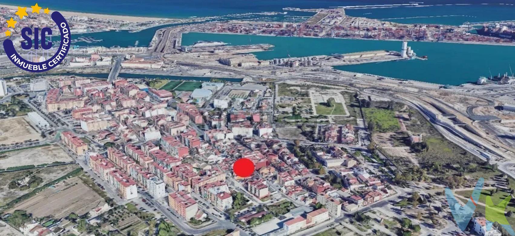 ¡Gran oportunidad en Valencia capital! Parcela urbana en Nazaret. Parcela urbana de 93 m² en Nazaret – Valencia capital | Ideal para vivienda unifamiliar, completamente despejado para construir. . Se vende parcela urbana de 93 m² en el barrio de Nazaret, una de las zonas con mayor proyección de Valencia. Situada a escasos minutos del mar y muy bien comunicada mediante metro y autobús, esta propiedad permite desarrollar un proyecto de vivienda unifamiliar con planta baja + una altura + buhardilla/desván. ✅ Características clave:. Superficie: 93 m². Uso: Residencial unifamiliar. Edificabilidad: planta baja + 1 altura + desván. Ubicación estratégica en Valencia capital. Zona en pleno proceso de renovación urbana. Proximidad al puerto, playas, servicios y conexiones. ✨ Perfecto tanto para particulares que sueñan con construir su propio hogar, como para inversores que buscan una oportunidad con alta rentabilidad en una zona en crecimiento. Una ocasión única para crear una vivienda independiente en la ciudad sin renunciar a la tranquilidad ni a la cercanía al mar. ----------------------------------------------------------------------------------------------------------------------------------------------. Por mandato expreso del propietario, comercializamos este inmueble en exclusiva, lo que le garantiza el acceso a toda la información. Por este motivo, se ruega no molestar al propietario, a los ocupantes de la propiedad o a los vecinos. Muchas gracias por su comprensión. Si usted es agente inmobiliario y tiene un cliente para este inmueble, llámenos: estaremos encantados de colaborar.