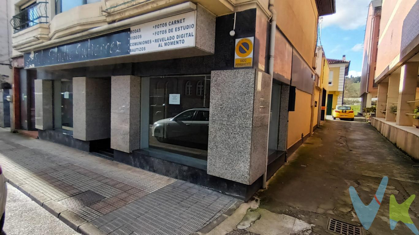 ¡EN VENTA LOCAL COMERCIAL EN PLENO CENTRO DE SARÓN!Si estás buscando local para comenzar tu negocio, ¡no busques más!Ideal para cualquier tipo de comercio, con todos los servicios a mano, y gran visibilidad. Fachada en mármol y cristales de seguridad ( antigua entidad bancaria).Con luz y agua dados de alta, baño y estancia para oficina.¡¡LLÁMANOS SIN COMPROMISO Y TE INFORMAMOS!!