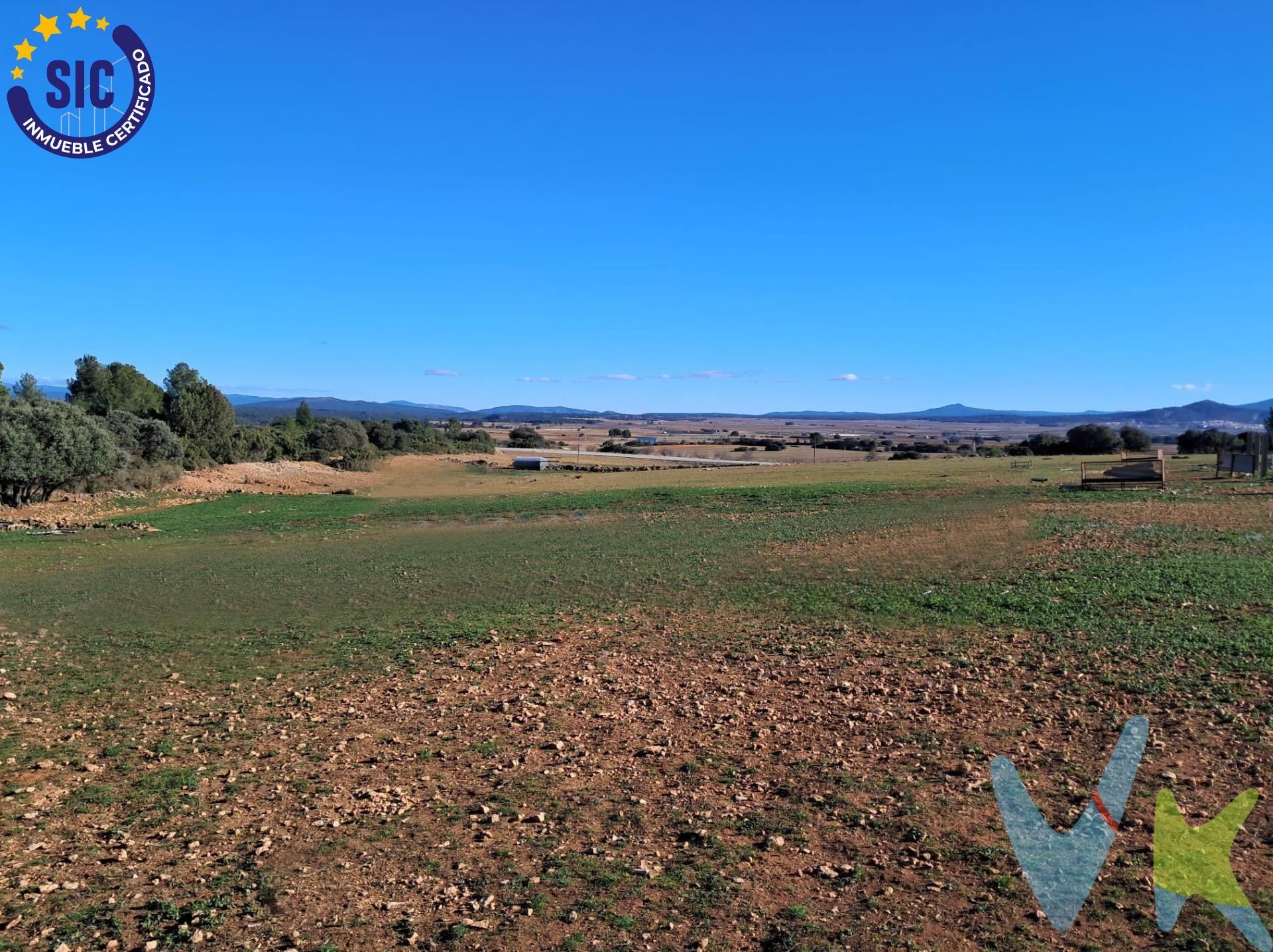 ¡Descubre esta maravilloso terreno de uso agropecuario! . Situada en un entorno natural privilegiado, esta propiedad cuenta con un terreno plano rodeado de árboles y montañas, ideal para quienes buscan tranquilidad y conexión con la naturaleza.  . Características: . - Terreno: Amplio y plano, perfecto para actividades agrícolas o ganaderas. . - Nave Agraria: Dispone de una nave de una planta, ideal para almacenamiento o como espacio de trabajo. . - Sondeo de Agua: Cuenta con un sondeo de 70 metros de profundidad dentro de la parcela, garantizando el suministro de agua para tus proyectos agropecuarios.  . Entorno: está rodeado de un paisaje natural impresionante, con árboles y montañas que ofrecen un ambiente sereno y rural. Es un lugar perfecto para disfrutar de actividades al aire libre y senderismo.  . Accesibilidad: Ubicada en una zona bien comunicada, se encuentra a poca distancia de servicios básicos y es de fácil acceso por carretera.  . ¡No pierdas la oportunidad de adquirir esta finca rústica y comenzar tu proyecto agropecuario en un entorno idílico! . Contáctanos para más información o para agendar una visita. VENTA:. PVP 90.000€.  Gastos e impuestos no incluidos en el precio. La compra conlleva impuestos y gastos de formalización para el comprador. A título orientativo se informa que en segundas transmisiones el  ITP  con carácter general en  Valencia  es del  10%, pudiendo existir otros tipos impositivos atendiendo a  las circunstancias  personales del comprador u otras circunstancias previstas legalmente. Base imponible del impuesto el mayor valor entre el precio de compraventa, la tasación o el valor de referencia catastral. En cuanto a los gastos de  notaría y registro, en su caso,  suelen oscilar aprox; entre 1,5% y 2,5% (aranceles variables según precio, n.º de copias y complejidad). El comprador elige notario. Si el comprador precisase de  hipoteca: tasación, condiciones y costes bancarios serán según entidad elegida por el comprador, así como los gastos de gestoría, y cualesquiera otros gastos inherentes a la formalización de la compraventa que legalmente correspondan a la parte compradora, salvo pacto expreso en contrario con el vendedor. El consumidor tiene,  conforme a la normativa vigente, a su disposición información y documentación adicional relativa al inmueble y condiciones de la compraventa, que podrá ser consultada en C/Joaquín Costa 4, bajo 46005 Valencia o urbe2@remax.es. Honorarios de mediación inmobiliaria a cargo del  COMPRADOR: (3000€ del precio final de venta más IVA (21%), salvo otro pacto.); y  de VENDEDOR (según acuerdo con el mismo). . Se informa al consumidor que la agencia actúa como intermediaria inmobiliaria en la operación, estando cualquier eventual compraventa y sus condiciones sujeta a la aceptación expresa del propietario-vendedor y a la posterior formalización del correspondiente contrato.