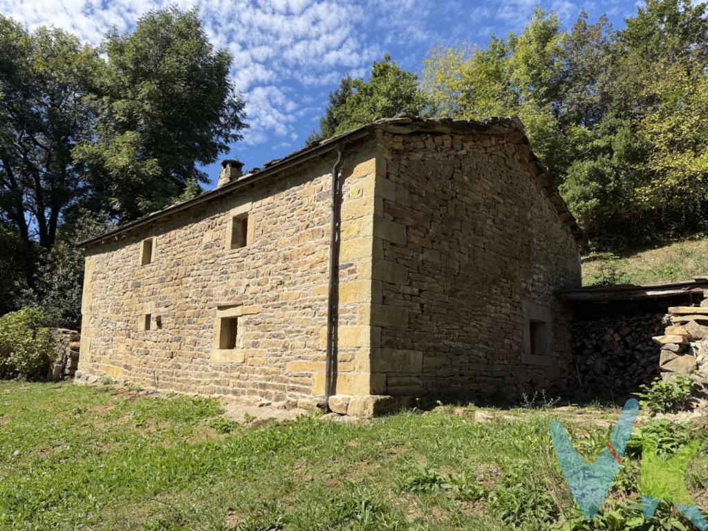 ¿Sueñas con escaparte al campo los fines de semana?¿Y además prefieres evitar complicaciones de obras?¡Esta cabaña es para ti! ?? En San Pedro del Romeral, a menos de una hora de Santander y muy cerca de la encantadora Vega de Pas, te espera una preciosa cabaña completamente reformada. Un refugio que combina las comodidades modernas con el encanto rústico de su esencia original.Ubicada en una finca de 5.800 m², la propiedad incluye una segunda pequeña cabaña (9 m2) ideal como cuarto de herramientas, trastero... ¡o incluso como casita de juegos para los peques! ?La cabaña principal cuenta con dos plantas:Planta superior 45 m2 útiles: Entrada principal (10 m2 a modo de porche), amplio salón-comedor con cocina integrada, ideal para reuniones en familia o con amigos.Planta inferior 34 m2 útiles: Acceso tanto por escaleras interiores como desde el exterior. Aquí encontrarás un dormitorio principal privado, un baño completo y una acogedora zona común con dos literas, perfecta como segundo dormitorio o espacio adicional para invitados.Acceso a la propia finca con cualquier vehículo. Dispone de conexión de agua y luz a la red general. El saneamiento es mediante fosa séptica.Además, su entorno natural es simplemente espectacular, ideal para desconectar y disfrutar de la tranquilidad del campo. ?¿Te imaginas disfrutando de este paraíso rural? ¡No dejes pasar esta oportunidad!