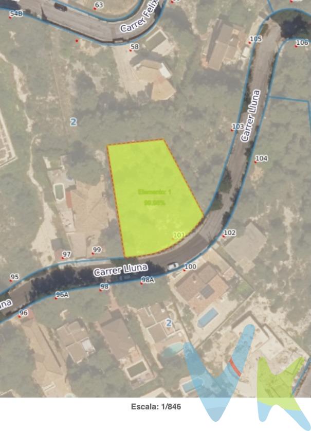 Parcela urbana en venta en Calicanto, Torrent.  1.079 m² en un entorno natural y gran potencial de vistas. Parcela urbana en Calicanto lista para construir, ubicada en una zona elevada y en entorno natural consolidado. 1.079 m² que permiten desarrollar una vivienda unifamiliar con jardín, piscina y espacios exteriores con privacidad real. Una opción clara tanto para quien quiere construir su casa como para quien busca una inversión con sentido. Situada en Calle Lluna, en Cumbres de Calicanto, la parcela se encuentra en una urbanización ya desarrollada, rodeada de viviendas unifamiliares y con buena conexión con Valencia. Uno de los puntos interesantes de esta parcela es su posición en ladera, lo que permite trabajar un proyecto arquitectónico con distintos niveles. Bien planteado, esto facilita ganar perspectiva, mejorar la entrada de luz y, en determinadas soluciones, abrir vistas hacia el entorno natural. Es un tipo de parcela que da juego a nivel de diseño y que permite diferenciar el resultado final. A nivel urbanístico, el suelo es urbano y permite la construcción de vivienda unifamiliar aislada en dos alturas, con edificabilidad del 0,40 m²/m² y ocupación del 25%. Además, se permite sótano, semisótano y buhardilla, lo que amplía las posibilidades de proyecto. La configuración de la parcela facilita una buena implantación de la vivienda, trabajando orientación, privacidad y aprovechamiento del espacio exterior, aspectos clave para conseguir una vivienda funcional y con valor en el tiempo. El entorno es tranquilo, con vecinos ya establecidos y sin incertidumbre urbanística, lo que aporta seguridad en todo el proceso de construcción. Desde el punto de vista de inversión, es un producto con lógica: suelo urbano finalista, normativa clara y un tipo de vivienda —unifamiliar con parcela— que mantiene una demanda constante en esta zona. Si estás valorando construir y buscas una parcela con posibilidades reales a nivel de diseño y sin complicaciones urbanísticas, merece la pena verla y analizarla con detalle. Por mandato expreso del propietario, comercializamos este inmueble en EXCLUSIVA, lo que le garantiza un servicio de calidad, un trato fácil, un proceso sencillo, rápido y sin interferencias de terceros. Por este motivo, se ruega no molestar al propietario, a los vecinos o urbanización si los hubiera. Muchas gracias por su comprensión. Si Usted es agencia inmobiliaria y tiene un cliente para este inmueble, llámenos, estaremos encantados de colaborar en esta y otras operaciones. Para más información sobre el inmueble, o concertar una visita, consulte por la inmobiliaria "GESTIÓN DE VIVIENDAS", Llamadas o WhatsApp al +34 646 064 371. Gestión de Viviendas es una Agencia Registrada con el Nº 5.928 en el Registro Obligatorio de Agentes Inmobiliarios de la Comunitat Valenciana, según el DECRETO 98/2022, de 29 de julio, del Consell, por el que se regula el Registro de Agentes de Intermediación Inmobiliaria de la Comunitat Valenciana. El precio del inmueble no incluye los honorarios de la agencia que ascienden al 3% del precio final del inmueble, ni los gastos de notaría y registro de la propiedad (que están sujetos a aranceles y varían dependiendo del precio de escrituración), ni los impuestos (que en la Comunitat Valenciana varían dependiendo del precio del inmueble y de las características personales del comprador). Los datos expuestos son ofrecidos por terceros, meramente informativos y se suponen correctos. Nuestra empresa no garantiza su exacta veracidad. La oferta está sujeta a errores, cambios de precio, omisión y/o retirada del mercado sin previo aviso.