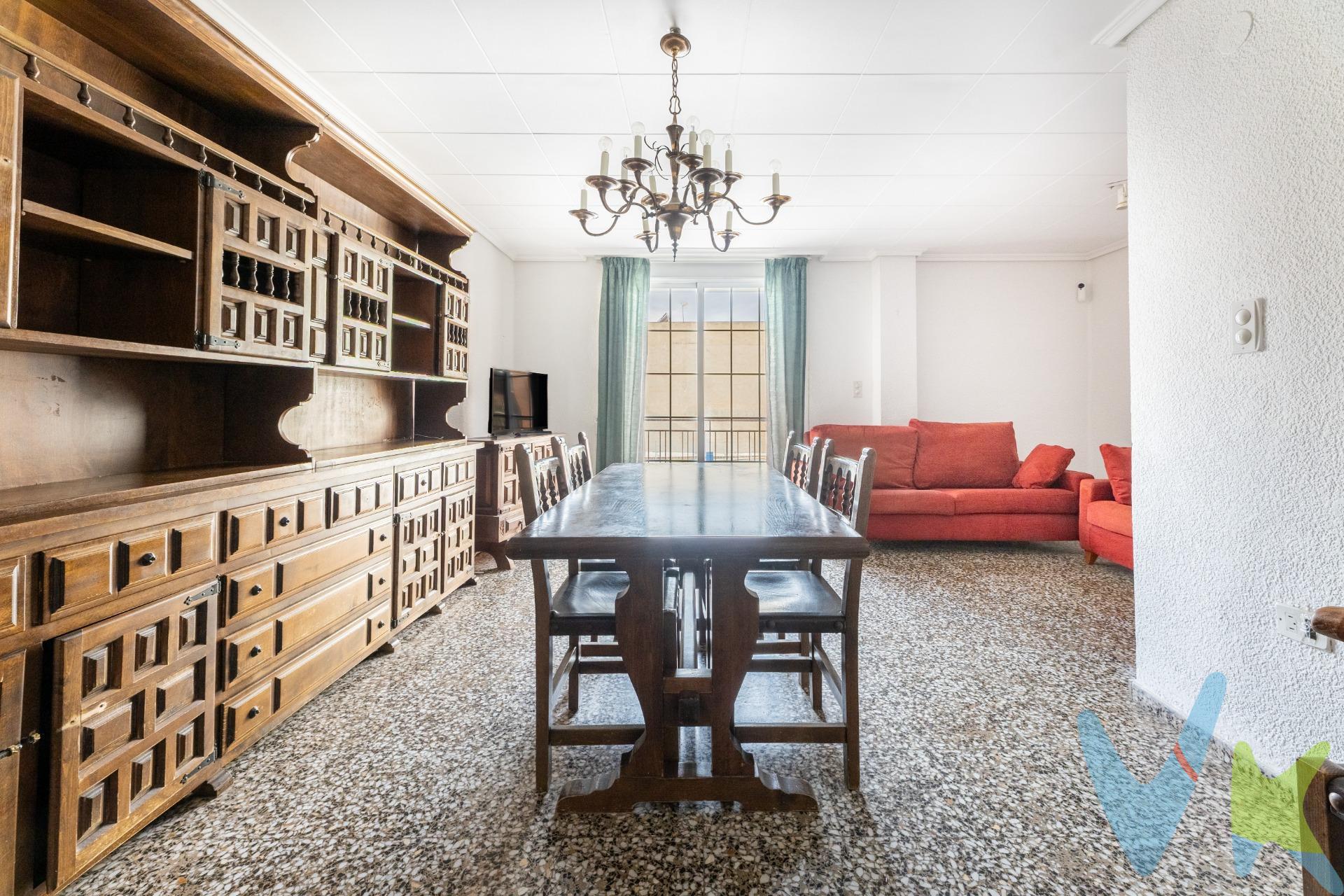 Descubre este espacioso y luminoso piso con una ubicación privilegiada, a un paso del centro y de todos los servicios. Una vivienda con encanto y muchas posibilidades, perfecta para quienes buscan espacio, comodidad y una inversión con futuro. La casa, conocida como la casita de los maestros, destaca por su gran tamaño y su excelente distribución:. 	•	4 dormitorios amplios. 	•	2 baños completos. 	•	Gran salón con luz natural durante todo el día. 	•	Cocina independiente y zona de comedor. El piso da a dos calles, por lo que disfruta de ventilación cruzada y mucha luminosidad. Además, no se puede construir detrás, garantizando vistas despejadas y privacidad. Aunque la vivienda necesita una actualización, su estructura, amplitud y ubicación la convierten en una oportunidad única en la zona. Ideal tanto para una familia como para quien quiera reformar y crear la casa de sus sueños. 📍 Ubicación excelente: cerca del centro, colegios, comercios, transporte y todos los servicios — no necesitas coche para nada. La descripción y los datos del presente inmueble tienen carácter meramente informativo y en ningún caso contractual. En el precio de la vivienda no están incluidos los honorarios de agencia, gastos de compraventa y/o financiación. Por mandato expreso del propietario, comercializamos este inmueble en exclusiva compartida, lo que garantiza un servicio de calidad, un trato fácil y personalizado, una gran difusión en nuestras redes compartidas y sin interferencias de terceros. Por este motivo se ruega no molestar al propietario, a los ocupantes de la propiedad, a los vecinos o conserjes del edificio si los hubiera. Si eres una agencia, llámanos colaboraremos contigo. Muchas gracias.