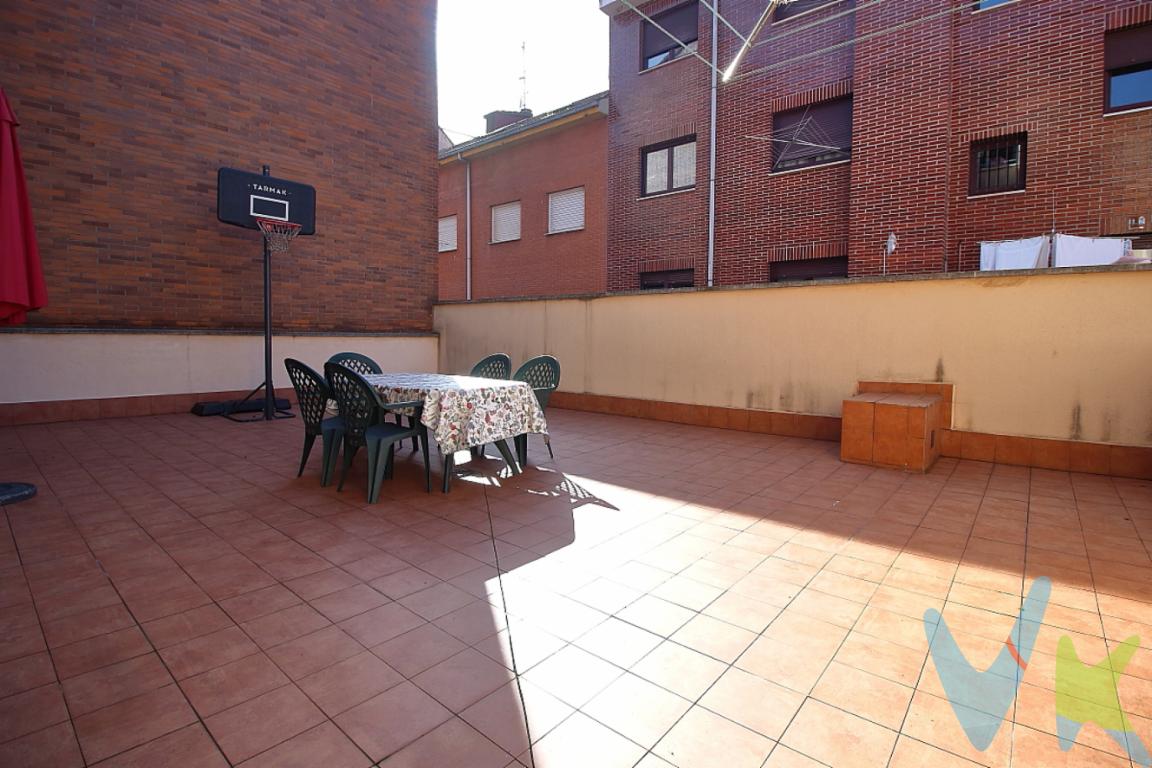 Olvídate de reformas y líos de obras. Te presentamos un piso impecable, listo para meter las maletas y entrar a vivir. La tranquilidad y las vistas son el lujo de esta casa, ubicada en una zona abierta y despejada, con zonas verdes justo delante con  una luz natural increíble.Características que te encantarán:Comodidad asegurada: Incluye plaza de garaje (¡adiós al estrés del aparcamiento!) y un trastero de 13 metros que es un auténtico lujo para guardar lo que no uses a diario.El mejor plan: Una Gran Terraza de 50 metros  soleada donde disfrutar del desayuno o de las cenas todo el año.Espacio y orden: Todos los dormitorios cuentan con armarios empotrados, diciendo adiós a la falta de espacio.Baños completos: Dos baños completos (uno con ducha moderna y otro con bañera para relajarte).Distribución ideal: Tres dormitorios, uno de ellos es una amplia suite con su baño privado, para que tengas tu remanso de paz.Extras que incluye:Zona muy tranquila, pero con todos los servicios a pie de calle y excelentes conexiones con el resto de la ciudad.Estado de conservación: Impecable, listo para entrar a vivir.Trastero de 13 m², de gran capacidad.Plaza de garaje incluida en el precio.Y todo esto, perfectamente comunicado con el centro de la ciudad, pero viviendo en una burbuja de tranquilidad. ¿Te lo vas a perder?Gastos e impuestos no incluidos en el precio. A título orientativo, en segundas transmisiones, el comprador abonará el Impuesto sobre Transmisiones Patrimoniales (ITP). Para consultar los porcentajes del ITP en Asturias puede hacerlo a través de la web oficial de servicios tributarios del Principado de Asturias https://sede.tributasenasturias.es/sites/sede/default/es_ES/Que-quieres-hacer/Transmisiones-Patrimoniales-y-AJD. La base imponible será el mayor valor entre precio de compraventa, tasación o valor de referencia catastral. Gastos de notaría y registro según aranceles variables según precio, número de copias y complejidad.El comprador escoge libremente notario. El vendedor asume la plusvalía y el resto de gastos son del comprador. Si se precisa hipoteca: Tasación, condiciones y costes bancarios según entidad elegida por el comprador; así como los gastos de gestoría y cualesquiera otros inherentes a la formalización de la compraventa. De acuerdo con la ley, no se incluyen en el precio otros gastos o tributos que legalmente correspondan al comprador. Honorarios de intermediación inmobiliaria a cargo del vendedor y honorarios de mediación inmobiliaria del 2% más I.V.A. a cargo del comprador.El consumidor tiene derecho, conforme a la normativa vigente, a disponer de información y documentación adicional relativa al inmueble y condiciones de la compraventa, accesible en la sede física de la Agencia Domingo en Avenida Hermanos Felgueroso 1 o Marqués de casa Valdés 7 bajo, de Gijón, o a través del correo electrónico info@agenciadomingo.com. La agencia actúa exclusivamente como intermediaria en la operación. Cualquier compraventa y sus condiciones quedan sujetas en todo caso a la aceptación expresa del vendedor del inmueble y a la posterior formalización del correspondiente contrato. El presente anuncio tiene carácter meramente informativo; la información suministrada se corresponde con la disponible a la fecha de publicación, pudiendo variar en función de las circunstancias o actualizaciones legales, contractuales y fiscales. 