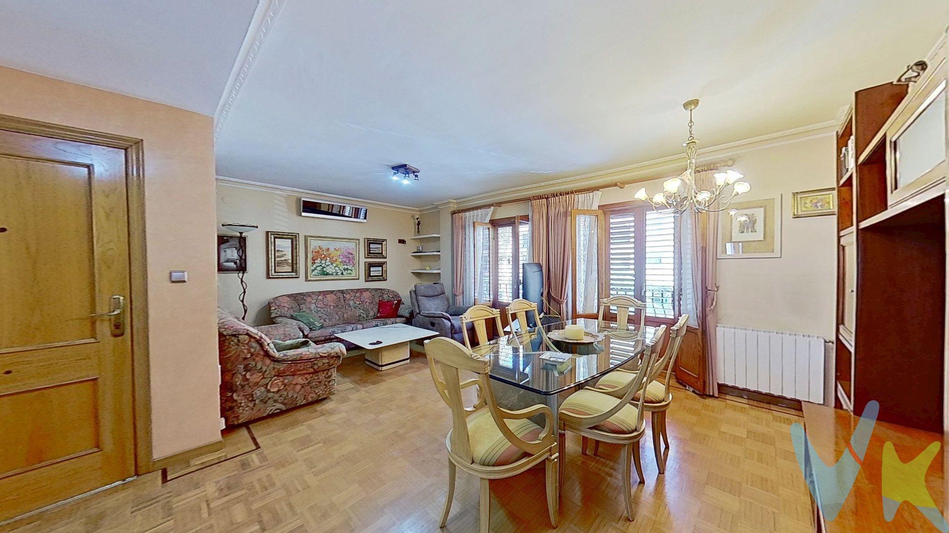 Fabuloso piso en el corazón de Torrent. Se vende este magnífico primer piso con ascensor a cota cero, situado en pleno centro de Torrent, en una finca tranquila de tan solo 10 vecinos. La vivienda destaca por su amplitud y luminosidad, contando con:. •	4 habitaciones con muy buena distribución. •	2 baños completos, uno de ellos en suite. •	Amplio salón comedor con salida directa a los balcones. •	2 terrazas ideales para disfrutar al aire libre. •	Cocina independiente con espacio funcional. Además, la vivienda incluye plaza de garaje y 2 trasteros, lo que aporta una gran comodidad en el día a día. Una oportunidad única de disfrutar de un piso espacioso, con todas las comodidades, en una ubicación excelente y listo para entrar a vivir. ¡Ven a visitarlo ya!. 