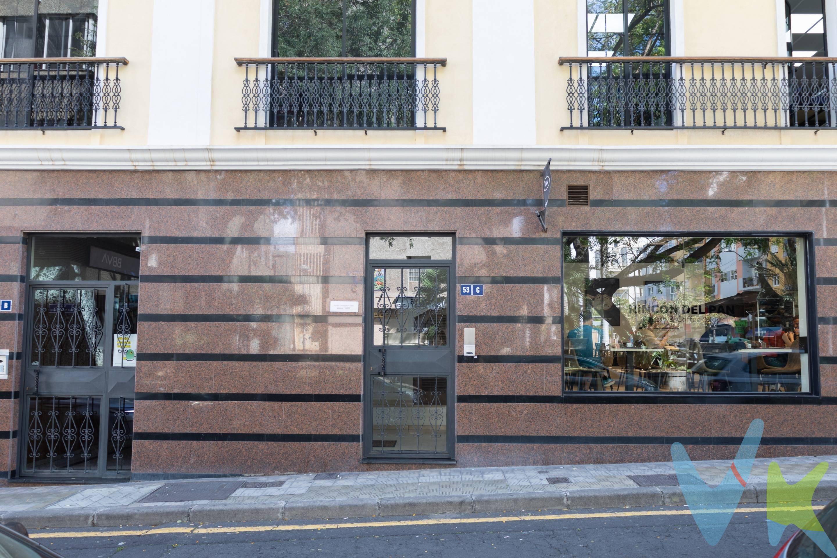 Presentamos una excepcional oficina ubicada en el corazón de Santa Cruz, ideal para emprendedores, empresas e inversores, que buscan un espacio estratégico. Esta propiedad se encuentra en una zona céntrica con fácil acceso a transporte público y servicios esenciales, lo que la convierte en un lugar privilegiado para desarrollar cualquier actividad profesional. La oficina ofrece numerosas posibilidades de uso e incluso tiene la opción de cambiar su destino a vivienda si así se desea. Con amplios ventanales y dos patios interiores luminosos, disfrutarás de abundante luz natural durante todo el día, creando un ambiente agradable y productivo. No pierdas esta oportunidad única por solo €595.000; contáctanos hoy mismo para más información o concertar una visita.