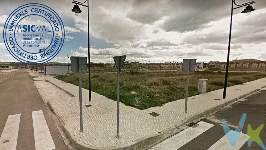 ¡No dejes pasar esta oportunidad! Disponemos de un solar en La Pobla Llarga, ubicado en la calle de La Mar (La Closa), ideal para la construcción de viviendas unifamiliares. Se encuentra en una zona de expansión con viviendas nuevas, frente a una tranquila área verde y en proximidad al instituto de secundaria. El solar tiene una superficie de 1.154 m2 y puede ser susceptible de división para la venta individual de parcelas, siempre y cuando la porción resultante cumpla con los requisitos para nuevas edificaciones. Esta es una excelente oportunidad para familias que deseen construir su hogar personalizado a medida. También es ideal para arquitectos y constructores que busquen ofrecer viviendas de calidad y diseño en la zona a un precio asequible. Aprovecha esta ocasión única y ponte en contacto con nosotros para obtener más información y concertar una visita. VENTA:. PVP 179.622€.  Gastos e impuestos no incluidos en el precio. La compra conlleva impuestos y gastos de formalización para el comprador. A título orientativo se informa que en segundas transmisiones el  ITP  con carácter general en  Valencia  es del  10%, pudiendo existir otros tipos impositivos atendiendo a  las circunstancias  personales del comprador u otras circunstancias previstas legalmente. Base imponible del impuesto el mayor valor entre el precio de compraventa, la tasación o el valor de referencia catastral. En cuanto a los gastos de  notaría y registro, en su caso,  suelen oscilar aprox; entre 1,5% y 2,5% (aranceles variables según precio, n.º de copias y complejidad). El comprador elige notario. Si el comprador precisase de  hipoteca: tasación, condiciones y costes bancarios serán según entidad elegida por el comprador, así como los gastos de gestoría, y cualesquiera otros gastos inherentes a la formalización de la compraventa que legalmente correspondan a la parte compradora, salvo pacto expreso en contrario con el vendedor. El consumidor tiene,  conforme a la normativa vigente, a su disposición información y documentación adicional relativa al inmueble y condiciones de la compraventa, que podrá ser consultada en C/Joaquín Costa 4, bajo 46005 Valencia o urbe2@remax.es. Honorarios de mediación inmobiliaria a cargo del  COMPRADOR: (3% del precio final de venta más IVA (21%), salvo otro pacto.); y  de VENDEDOR (según acuerdo con el mismo). . Se informa al consumidor que la agencia actúa como intermediaria inmobiliaria en la operación, estando cualquier eventual compraventa y sus condiciones sujeta a la aceptación expresa del propietario-vendedor y a la posterior formalización del correspondiente contrato.