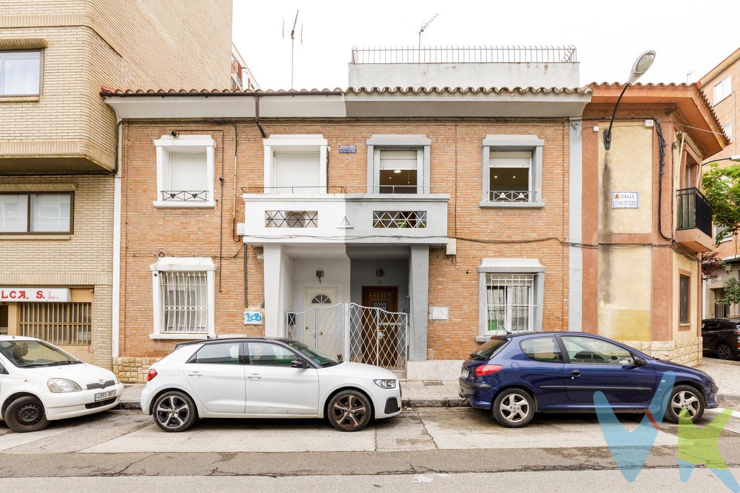 Bonita casa adosada en excelente ubicación, junto a Vía Pignatelli y el Canal. Te presentamos esta acogedora vivienda situada en la calle Octavio Toledo, en una zona muy bien comunicada y tranquila. La casa se distribuye en dos plantas más una estupenda terraza tipo solárium en la planta superior. En la planta baja encontramos un amplio salón, una gran cocina totalmente equipada con luz natural gracias a una claraboya, y un aseo. En la primera planta se ubican tres dormitorios, un baño completo y una terraza con espacio exterior para disfrutar. Por último, en la planta superior, dispones de una fantástica terraza tipo solárium, ideal para relajarte o crear tu propio rincón al aire libre. La vivienda está muy bien cuidada, cuenta con calefacción individual a gas con termostato por planta y ventanas Climalit oscilobatientes, que aportan confort térmico y acústico. Además, existe la posibilidad de alquilar una plaza de garaje en finca cercana. ¡Lista para entrar a vivir! ¡Llámenos para ampliar información y solicitar visita!