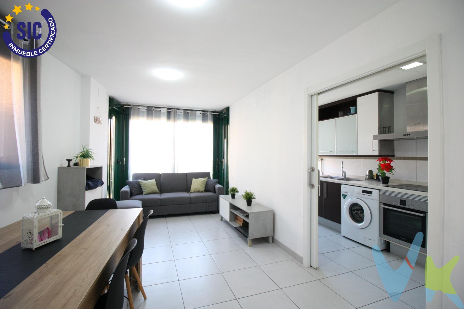 Ático dúplex luminoso en Cheste con terraza privada y piscina comunitaria, ubicado en un residencial tranquilo con ascensor y garaje. La vivienda se distribuye en dos plantas: en la principal encontramos dos dormitorios, salón-comedor muy luminoso y cocina independiente con galería. En la planta superior, una amplia buhardilla con múltiples usos (dormitorio, despacho o zona de ocio) y salida directa a terraza privada. Cuenta con preinstalación de aire acondicionado por conductos y una distribución cómoda y funcional. Ubicado cerca de colegios y servicios, ideal para quienes buscan tranquilidad, espacio exterior y buena conexión con Valencia. Los datos e información contenida en este anuncio no son vinculantes sino meramente informativos, la oferta está sujeta a cambios de precio, textos, fotos o cualquier otro contenido inesperado, la inmobiliaria se reserva el poder de modificarlo en cualquier momento. La venta de esta vivienda se gestiona mediante contrato de EXCLUSIVA COMPARTIDA por lo que se trabaja con más de 150 Inmobiliarias. Los gastos de la venta tales como notaría, registro y honorarios no están incluidos en el precio. . . . 