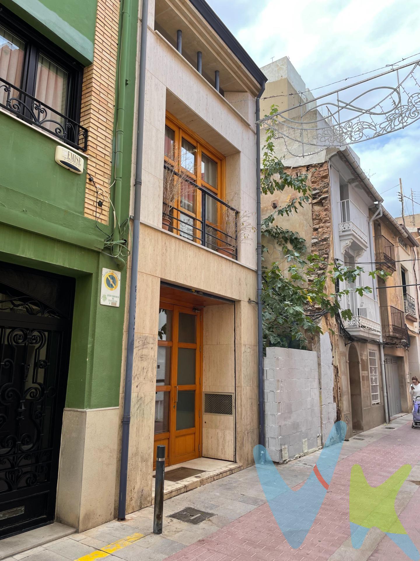 Esta propiedad se encuentra en el corazón del casco antiguo de Castellón. Actualmente funciona como despachos, pero tiene un gran potencial para convertirse en una amplia y acogedora casa o mantener tus negocios profesionales. Consta de planta baja y dos plantas altas, con espacios luminosos gracias a sus claraboyas que permiten la entrada de luz natural. La presencia de pasamanos de cerezo, suelos elegantes y baños reformados le dan un toque especial a esta propiedad única. Además, cuenta con un pequeño patio superior ideal para momentos al aire libre. No pierdas la oportunidad ¡Ven a visitar este edificio excepcional!. Este inmueble es en exclusiva, con lo que le facilitamos cualquier información sobre la vivienda. Por este motivo, solicitamos no molesten al propietario, ocupantes de la propiedad, vecinos o conserje de la comunidad. En todos los casos los precios expuestos son más impuestos y gastos derivados de la transmisión del inmueble.