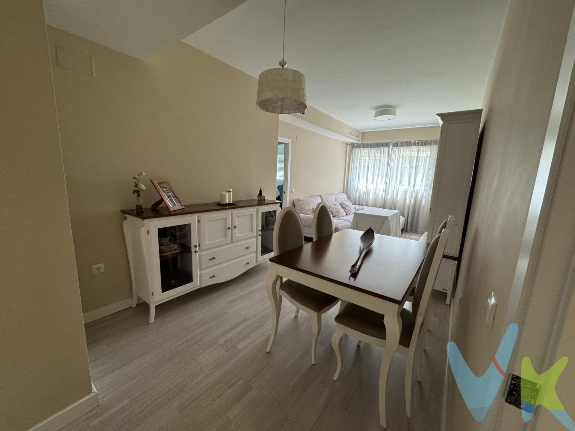 Descubre este increíble piso seminuevo que te ofrece todo lo que necesitas para disfrutar de un hogar cómodo y moderno. Con una superficie útil de 69.74 m², destaca por su amplio salón muy luminoso, ideal para compartir momentos inolvidables con familiares y amigos. La cocina independiente está completamente amueblada e incluye un práctico lavadero, haciendo la vida diaria mucho más fácil. Además, cuenta con tres estupendos dormitorios perfectos para descansar o trabajar desde casa y dos baños completos, uno de ellos en suite con placa de ducha y el otro con bañera. El inmueble dispone de excelentes calidades como solería de tarima elegante, puertas lacadas en blanco que aportan frescura al ambiente y ventanas modernas de aluminio que garantizan aislamiento óptimo. Su estupenda orientación este asegura luz natural durante las mañanas. Además cuenta con DOS PLAZAS DE GARAJE y TRASTERO!!. Ubicado en un edificio equipado con ascensor dentro de una bonita urbanización cerrada donde podrás disfrutar del confort total ofreciendo seguridad a tu familia. Esta vivienda es VPO en Régimen Especial; ¡no dudes en consultarnos sobre las condiciones! Es el momento perfecto para hacer realidad tus sueños. Informamos a nuestros clientes que el precio de venta no incluye lo siguiente: Honorarios de la agencia inmobiliaria, Impuestos (I.T.P., I.V.A. o A.J.D., en su caso) ni otros gastos de la compraventa (gastos de Registro de la Propiedad, Notaría, Gestoría ni de posible Financiación). Documento F.I.S. a disposición del consumidor según Decreto 218/2005 Junta de Andalucía.