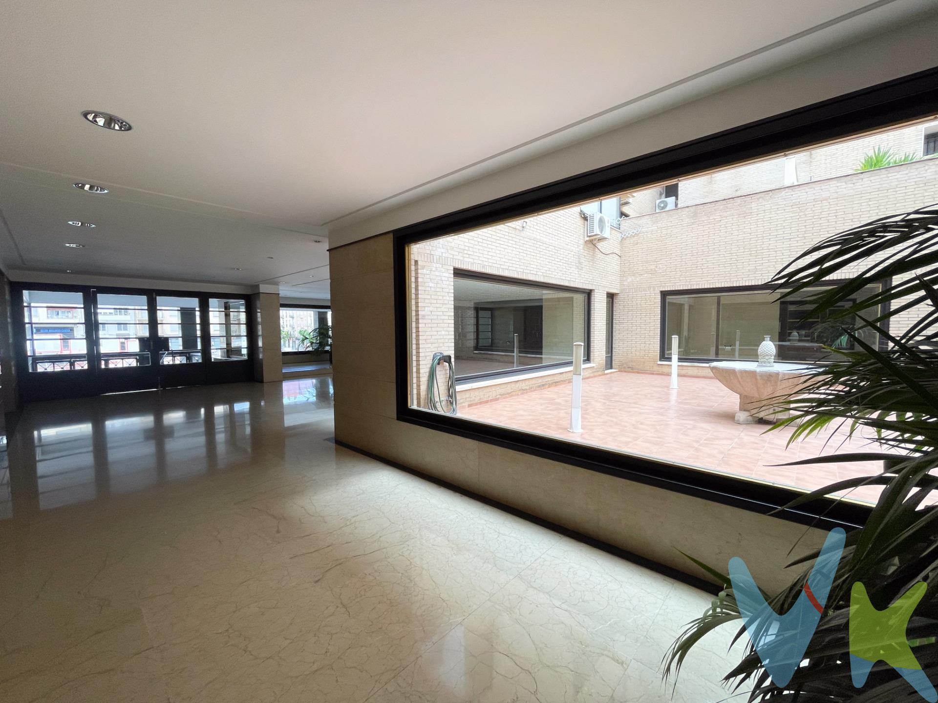 ¡Remax Urbe 2 se complace en ofrecer este Increíble Piso en Venta en La Rosaleda, Alcoy!. Dirección: Zona La Rosaleda, Alcoy, Alicante. Descripción:. Te presentamos este magnífico piso en una de las zonas más exclusivas de Alcoy, La Rosaleda. Con una ubicación privilegiada, a pocos pasos del emblemático Puente de San Jorge, esta propiedad ofrece una combinación perfecta de confort, espacio y rentabilidad. Características del Piso:. - Habitaciones: 7 amplias habitaciones, ideales para una gran familia o para rentabilizar con alquileres. - Baños: 3 baños completos, modernos y funcionales. - Terraza: Disfruta de momentos de relax y vistas espectaculares desde la amplia terraza. - Garaje: Incluye garaje privado, añadiendo comodidad y seguridad para tu vehículo. - Superficie: Espaciosa y bien distribuida, perfecta para crear ambientes acogedores y personalizados. Ventajas Adicionales:. - Ubicación Premium: Situado en La Rosaleda, una de las mejores zonas de Alcoy, conocida por su tranquilidad y prestigio. - Proximidad: Muy cerca del famoso Puente de San Jorge, con fácil acceso a servicios, tiendas, y transporte público. - Inversión Ideal: Excelente oportunidad para inversores, ya que la propiedad es perfecta para alquileres a estudiantes, garantizando una alta rentabilidad. - Calidad de Vida: Un lugar ideal para vivir, con espacios amplios y bien diseñados, perfectos para disfrutar con la familia y amigos. Precio: 150,000 €. No pierdas la oportunidad de adquirir este pisazo en una de las zonas más deseadas de Alcoy. ¡Contacta con nosotros para más información y para concertar una visita!. 