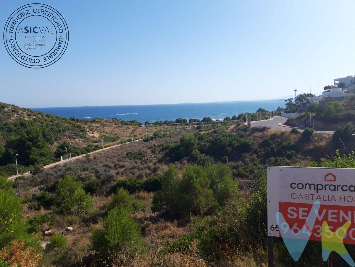 Presentamos esta parcela de 730 metros cuadrados ubicada en unos de los mejores puntos de  la urbanización Torre Bellver.  Sus vistas al mar y su casi ausencia de vecinos alrededor de la parcela, hacen de este enclave uno de los mejores de la zona.  .  Si quieres vivir en plena naturaleza y levantarte frente al Mar Mediterráneo, pero sin renunciar a estar cerca de núcleos urbanos, esto es lo que estabas buscando. Como se puede ver en el plano de la parcela, esta, junto con la de al lado son las únicas que tienen zona verde rodeando las parcelas solo comparten un lateral con los vecinos, las vistas son totalmente despejadas. Aquí empieza tu proyecto.  .  . Edificable hasta  360 metros, sotanos no computables, se puede hacer garaje a pie de calle no superior a 25 metros( no computable.). PIDE MÁS INFORMACIÓN. 