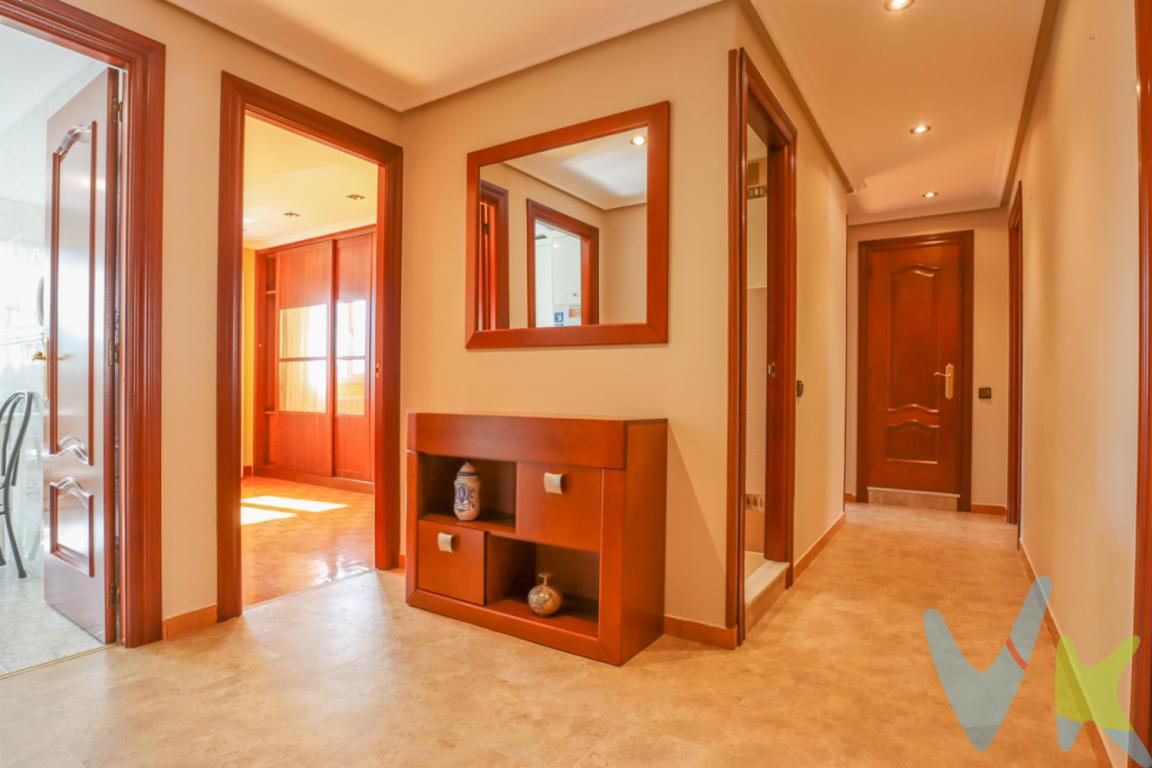 🏡 Piso en venta en la zona de mayor expansión de Oviedo, próximo al HUCA  ideal como inversión. 3 dormitorios, 2 baños, listo para vivir y con GARAJE.Ponemos a la venta este fantástico piso situado en una de las zonas con mayor proyección y crecimiento de Oviedo, próximo al HUCA, en un entorno tranquilo, perfectamente comunicado y rodeado de todos los servicios que puedas necesitar en tu día a día.La vivienda destaca por su excelente distribución, sin pasillos interminables, lo que permite aprovechar al máximo cada metro cuadrado. Dispone de un amplio hall de entrada que da paso a las distintas estancias:3 dormitorios de buen tamaño y muy luminosos.Acogedor salón.Cocina independiente totalmente amueblada y equipada con todos los electrodomésticos1 baño completo reformado y 1 aseo con ventana.El piso se encuentra en perfecto estado de conservación. Se vende semiamueblado, tal y como aparece en las fotografías.Uno de sus grandes puntos fuertes es que se trata de una vivienda totalmente exterior, con gran luminosidad y sol durante todo el día y vistas completamente despejadas, que aportan sensación de amplitud y bienestar.Además, el precio incluye una cómoda plaza de garaje en el mismo edificio, a la que se accede directamente desde el ascensor, lo que aporta un valor añadido muy importante en la zona.📍 En cuanto a la ubicación, la vivienda está situada en una zona residencial en plena expansión, con excelente comunicación y todos los servicios al alcance: supermercados, colegios, instituto, centros de salud, parques infantiles, zonas verdes, instalaciones deportivas y parada de autobús urbano justo enfrente.💰 Actualmente el piso se encuentra alquilado, con un contrato en vigor al que le restan 3 años. Los inquilinos son serios y puntuales en sus pagos, lo que garantiza una rentabilidad segura desde el primer día, sin preocuparse por buscar nuevos arrendatarios.En definitiva, una vivienda con todas las comodidades, muy cuidada, bien ubicada y con inquilinos solventes ya establecidos. ¡Una inversión rentable y segura!No incluido en el precio el impuesto de transmisiones patrimoniales y los gastos de notaría y registro.
