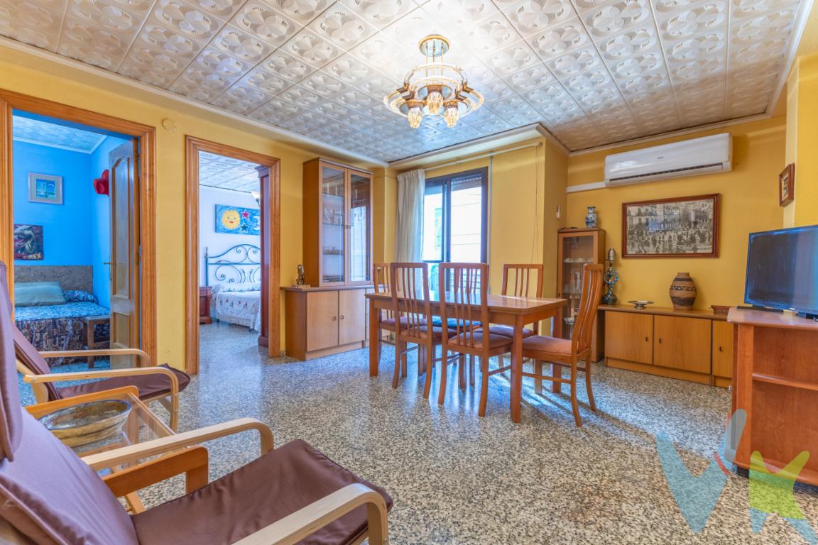 Piso en venta en Puerto de Sagunto, a pocos minutos de la playa.¿Buscas un piso espacioso, luminoso y en una ubicación privilegiada cerca del mar? Esta vivienda es tu oportunidad ideal, ya sea como residencia habitual, vivienda de segunda residencia o como inversión segura en una zona en crecimiento.Ubicación: Situado en la zona playa de Puerto de Sagunto, este inmueble goza de una ubicación excepcional, cerca de todos los servicios esenciales como supermercados, tiendas, colegios, farmacias, transporte público y áreas verdes. Además, se encuentra a poca distancia andando de la magnífica playa de arena fina, reconocida por su ambiente familiar, paseo marítimo y variada oferta gastronómica y de ocio.Características detalladas:.80 m² construidos aproximadamente.4 habitaciones, todas exteriores, ofreciendo gran versatilidad (dormitorios, despacho, zona de juegos, etc.).1 baño completo, cómodo y funcional.Salón amplio y luminoso, con acceso directo al balcón.Cocina independiente, ideal para quienes disfrutan cocinando.Balcón con vistas despejadas, perfecto para relajarse al aire libre.Extras que destacan:.Aire acondicionado Split para mantener la vivienda fresca en verano y cálida en invierno.Suelo de terrazo en perfecto estado, resistente y fácil de mantener.Orientación Norte/Este, que asegura una ventilación óptima y evita las altas temperaturas del verano.Se vende completamente amueblado, listo para entrar a vivir o alquilar inmediatamente.Trastero privado en la terraza comunitaria, ideal para almacenaje adicional.Información del edificio:.Situado en una tercera planta sin ascensor, ideal para personas activas que buscan comodidad y economía en gastos de comunidad.Comunidad tranquila y bien conservada.Calificacion energetica: G.Una gran oportunidad: Esta vivienda representa una excelente inversión gracias a su ubicación estratégica junto al mar, en una zona con alta demanda durante todo el año, especialmente en temporada vacacional.No pierdas la oportunidad de visitar esta propiedad y descubrir todas sus ventajas.Contáctanos hoy mismo para más información y concertar tu visita sin compromiso.¡Estaremos encantados de atenderte y asesorarte en todo el proceso!.Referencia: 4631