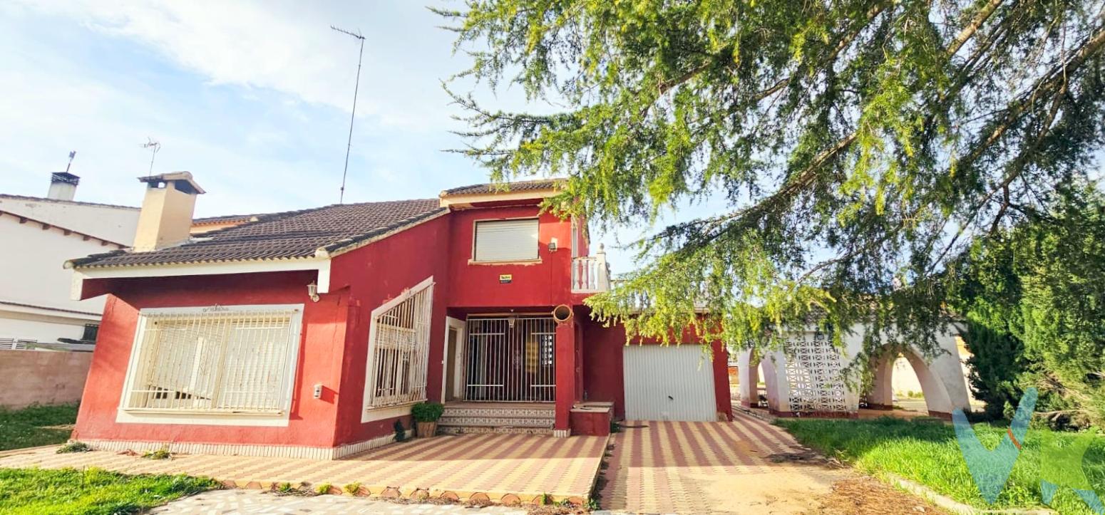 ¡ GRAN PARCELA DE 2.000 METROS CUADRADOS !Se presenta una atractiva oportunidad de adquirir gran parcela Urbana y una casa en venta situada en el encantador municipio de Calicanto, donde la tranquilidad y el confort se unen en un entorno inigualable. Este inmueble, con una gran parcela de casi 2.000 metros cuadrados y una sólida construcción de 160 metros cuadrados, ofrece un generoso espacio habitable de 150 metros útiles perfectamente distribuidos para su disfrute.La propiedad, edificada en el año 1987, ha de ser remodelada íntegramente, pudiendo así crear un hogar totalmente a tu gusto, consta de tres habitaciones que proporcionan el espacio necesario para el descanso y la vida diaria.Uno de los grandes atractivos de esta vivienda es su extensa parcela, un verdadero oasis donde disfrutar del aire libre. Su gran amplitud se presta para la creación de espacios de ocio y esparcimiento. La parcela alberga además una piscina, perfecta para los días calurosos, una gran zona deportiva donde poder realizar deporte al aire libre, una zona cubierta para pasar las tardes de verano e invierno y un paellero  para disfrutar de momentos inolvidables en familia o con amigos.El inmueble incluye un garaje, proporcionando seguridad y comodidad, además de espacio adicional para almacenamiento, perfecto para quienes buscan soluciones prácticas. Cada detalle ha sido concebido para que la vida cotidiana sea más sencilla y agradable, aportando las comodidades necesarias en un entorno sereno.La ubicación de esta propiedad es inmejorable, combinando la paz de un entorno natural con la cercanía a los servicios indispensables. A pocos minutos, tiene accesos a líneas de bus, facilitando la conexión con las zonas vecinas y la ciudad, ofreciendo movilidad sin inconvenientes.La distribución permite un aprovechamiento óptimo de la luz natural, haciendo de cada espacio un lugar agradable y cálido donde vivir.Esta casa es ideal para quienes valoran el equilibrio entre el espacio interior y exterior. Las posibilidades que brinda la gran parcela son infinitas, desde crear un jardín frondoso hasta establecer una zona de juego para los más pequeños o incluso un huerto.En resumen, esta vivienda no solo representa una inversión sólida sino también una manera de vida que combina comodidad, espacio y ubicación en un entorno privilegiado. Invitamos a los interesados a contactar y programar una visita para que puedan experimentar de primera mano las virtudes de este inmueble excepcional. Convertir esta casa en su nuevo hogar les permitirá disfrutar de todo lo que Calicanto y sus alrededores tienen para ofrecerles. Sin duda, una visita es imprescindible para apreciar todas las bondades que esta propiedad tiene reservadas para usted.Por mandato expreso del propietario, comercializamos este inmueble en exclusiva compartida, lo que garantiza el mejor trato y fiabilidad de la negociación, garantizamos un servicio de calidad. Si usted es agente inmobiliario y tiene un cliente para este inmueble, llámenos, estamos encantados de colaborar.  La descripción del presente inmueble e imágenes tienen mero carácter informativo y en ningún caso carácter contractual, pudiendo ser modificados por la inmobiliaria sin que ello implique responsabilidad alguna frente a terceros. Agencia Registrada con el Nº 90 en el Registro Obligatorio de Agentes Inmobiliarios de la Comunitat Valenciana. Puede consultar en la web de la GVA. En el precio no están incluidos los gastos, honorarios ni impuestos. 