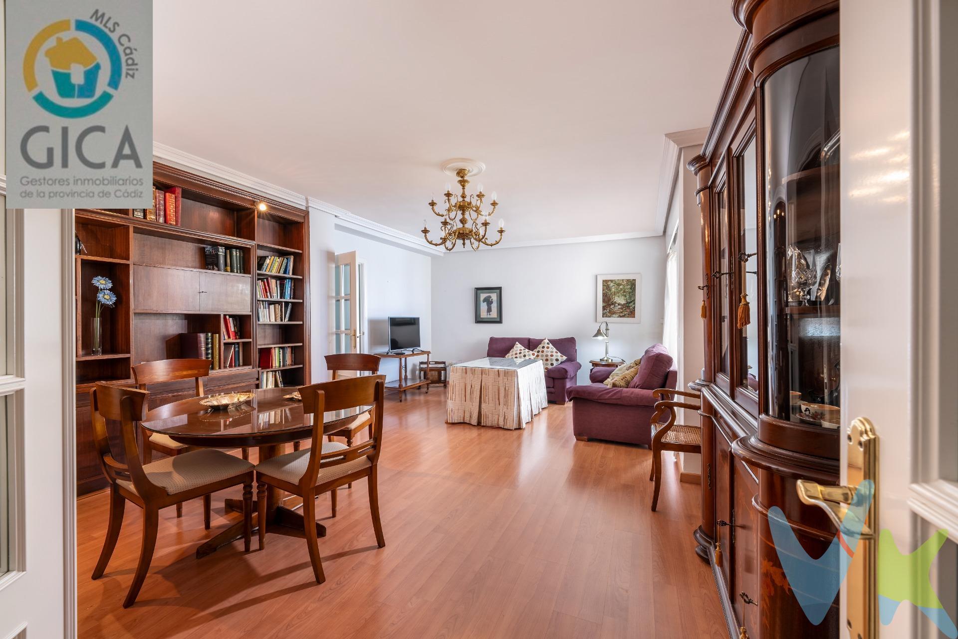 Fantástico piso en pleno centro de Algeciras con terraza y vistas a la bahía. Si buscas amplitud, ubicación y una vivienda lista para entrar a vivir, este piso es una oportunidad única. Situado junto a la emblemática Plaza Alta, en el conocido Edificio Ronda, con acceso por calle Muro y por la avenida Virgen del Carmen, se encuentra esta magnífica vivienda de más de 100 m² completamente reformada. La vivienda se distribuye en 3 amplios dormitorios con armarios empotrados, 2 baños completos, cocina espaciosa, y un gran salón-comedor muy luminoso con acceso directo a una agradable terraza con vistas a la Bahía de Algeciras. Entre sus mejoras destacan paredes lisas, instalaciones de electricidad y fontanería renovadas y calentadores eléctricos independientes, lo que permite disfrutar de una vivienda cómoda y actualizada desde el primer día. El edificio cuenta con dos ascensores para mayor comodidad. Además, la vivienda dispone de plaza de garaje situada en el Edificio Plaza Alta, a tan solo 50 metros del piso. Una vivienda ideal tanto para vivir en pleno centro como para inversión, rodeada de todos los servicios, comercios y zonas emblemáticas de Algeciras. ------------------------------------------------------. Transparencia de precio, impuestos y honorarios:. El precio publicado corresponde únicamente al precio de venta del inmueble y no incluye impuestos, gastos de compraventa ni honorarios a cargo del comprador. Impuestos: ITP o IVA+AJD (según la naturaleza de la transmisión). En Andalucía, en segundas transmisiones el ITP es 7% con carácter general, pudiendo aplicarse tipos reducidos (6% o 3,5%) si se cumplen requisitos. Base del impuesto: con carácter general, la base será la mayor entre el precio declarado y el valor de referencia (según normativa aplicable). Gastos de compraventa: notaría, registro y, en su caso, gestoría (desde 2.000€ orientativo, según operación). Honorarios comprador (no incluidos): 3% + IVA, con mín. 3.500€ + IVA si precio < 115.000€. Se informan y aceptan por escrito (hoja de encargo/servicios) antes de la visita y de cualquier gestión vinculada a la compra. Ficha informativa (Decreto 218/2005) a disposición del interesado. Fuentes oficiales: información tributaria y valor de referencia disponibles en fuentes oficiales de la Junta de Andalucía y se facilitan a quien lo solicite. Exclusiva: Por mandato expreso del propietario, este inmueble se comercializa en exclusiva a través de la inmobiliaria. Se ruega no contactar directamente con propiedad/ocupantes/vecinos. . 