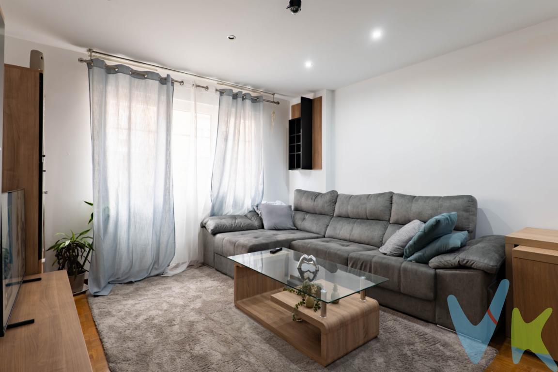 Os presentamos esta moderna vivienda situada en la segunda planta de un edificio construido en el año 2002 en la calle San Matías 12.La vivienda cuenta con tres dormitorios amplios y muy soleados, orientados al Suroeste, con vistas a un amplio patio de manzana que garantiza claridad durante todo el día y un ambiente especialmente tranquilo. El salón y la cocina miran hacia la calle, una zona dinámica y bien comunicada que permite disfrutar de todos los servicios a pie.Este piso lleno de luz está diseñado para ofrecer confort y calidad de vida en la cada vez más demandada ciudad de Gijón. La vivienda se completa con un dos baños, uno de ellos en la habitacion principal, y está bien distribuida, y como algo muy excepcional y que le aporta un valor añadido incalculable, cuenta con una amplia plaza de garaje y trastero anejo de gran tamaño ubicado en el mismo edificio a escasos 20 pasos del portal.Su ubicación en El Llano Alto convierte este piso en una opción especialmente interesante. Se trata de una zona consolidada, tranquila y muy bien comunicada, con todos los servicios a mano y una excelente conexión con la ciudad. A pocos minutos se encuentra el Parque de los Pericones, uno de los pulmones verdes de Gijón, perfecto para practicar deporte, pasear o desconectar en plena naturaleza. Además, su proximidad a las principales entradas y salidas de la ciudad por autopista facilita los desplazamientos diarios y aporta una comodidad extra a quienes se mueven con frecuencia.En definitiva, un hogar pensado para quienes buscan comodidad, luminosidad y una buena ubicación en una de las ciudades más atractivas del norte de España. Ideal tanto para residencia habitual como para inversión.Actualmente la vivienda cuenta con inquilinos, pero con fecha de finalizacion del contrato en el año 2027.No lo dudes más y llámanos, estaremos encantados de acompañarte a conocer tu futuro hogar.En las últimas fotografías de este anuncio podrás descubrir una propuesta de reforma realizada mediante home staging virtual con inteligencia artificial, que muestra cómo podría transformarse esta vivienda tras una actualización estética.Se informa a los interesados que el precio de venta indicado no comprende los honorarios de la agencia inmobiliaria a cargo del comprador, el Impuesto de Transmisiones Patrimoniales (ITP) ni los gastos asociados a la compraventa (notaría, registro de la propiedad y otros).