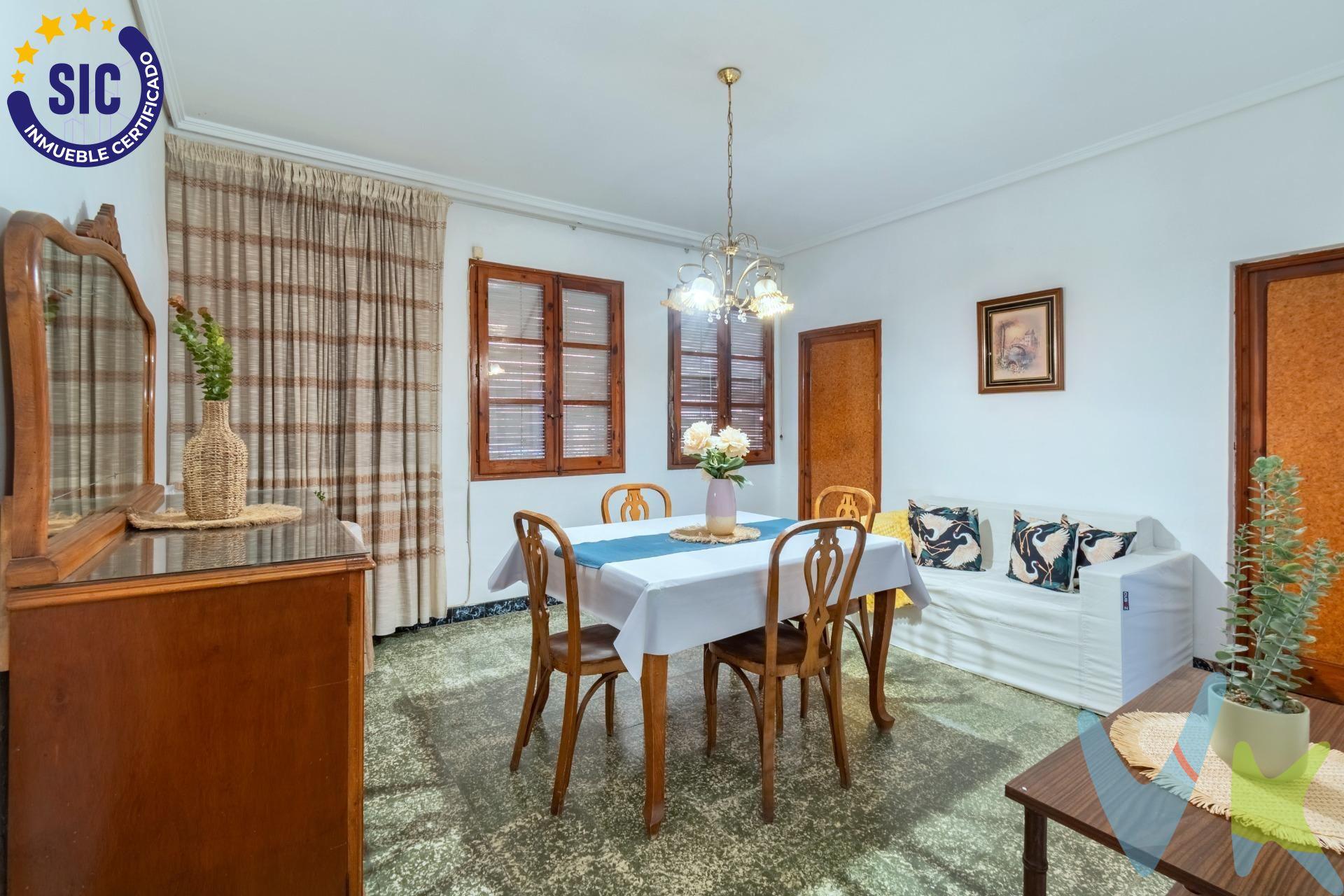 Descubre este encantador piso en planta baja, ideal para quienes buscan un espacio personalizable y moderno. Con tres amplias habitaciones, un baño funcional, y un luminoso salón comedor que se conecta a una cocina con patio, este hogar es perfecto para crear recuerdos inolvidables. Características destacadas:. - Distribución Cuadrada: Sin pasillos, lo que maximiza el espacio y permite una distribución fluida. - Potencial de Reforma: Totalmente para reformar, lo que te brinda la libertad de diseñar el hogar de tus sueños, ya sea para vivir o alquilar. - Zona Tranquila: Situado en una de las áreas más serenas de Castellón, ideal para disfrutar de la paz y la tranquilidad. . Transforma este espacio en un estudio moderno y acogedor, donde cada rincón refleje tu estilo personal. ¡No dejes pasar esta oportunidad de inversión!. ¡Contáctanos para más información y para agendar una visita!