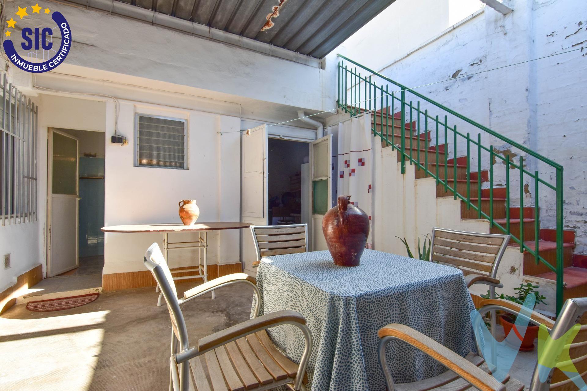 Se vende casa situada en una zona muy tranquila de Picassent, ideal para quienes buscan paz y comodidad sin renunciar a tener todos los servicios a mano: colegios, supermercados, transporte y más. La vivienda se encuentra en buen estado para entrar a vivir, y ofrece una terraza de aproximadamente 20 metros en la planta baja, perfecta para disfrutar del aire libre. Además, para los interesados en reformar, la propiedad permite construir hasta tres alturas, brindando una excelente oportunidad para ampliar o crear un hogar a medida. No dejes pasar esta oportunidad de vivir en un entorno apacible con todas las comodidades al alcance. ¡Contacta para más información y visita sin compromiso!. Nota: Agencia Registrada con el Nº 1395 en el Registro Obligatorio de Agentes Inmobiliarios de la Comunitat Valenciana, consultable en la web de la Generalitat Valenciana. La oferta está sujeta a cambios de precio o retirada del mercado sin previo aviso. La información contenida en el presente anuncio se facilita a título meramente informativo y no contractual, los datos, descripciones, superficies, imágenes y cualquier otro contenido del mismo pueden estar sujetos a errores u omisiones al ser facilitados por terceros. El precio de venta publicado no incluye los honorarios de intermediación inmobiliaria, ni los impuestos legalmente aplicables (IVA o ITP), ni los gastos derivados de la compraventa, tales como notaría, registro y gestoría, ni aquellos derivados de la financiación, en caso de existir. Por mandato expreso del propietario, este inmueble se comercializa en régimen de exclusiva, garantizando al interesado un acceso completo a la información y una gestión profesional, transparente y sin interferencias de terceros. Se ruega no molestar al propietario, a los ocupantes del inmueble ni a los vecinos. Agentes inmobiliarios con cliente interesado pueden contactar con la agencia para colaborar. Nuestro departamento financiero puede conseguir tu financiación. ¡Consúltanos!
