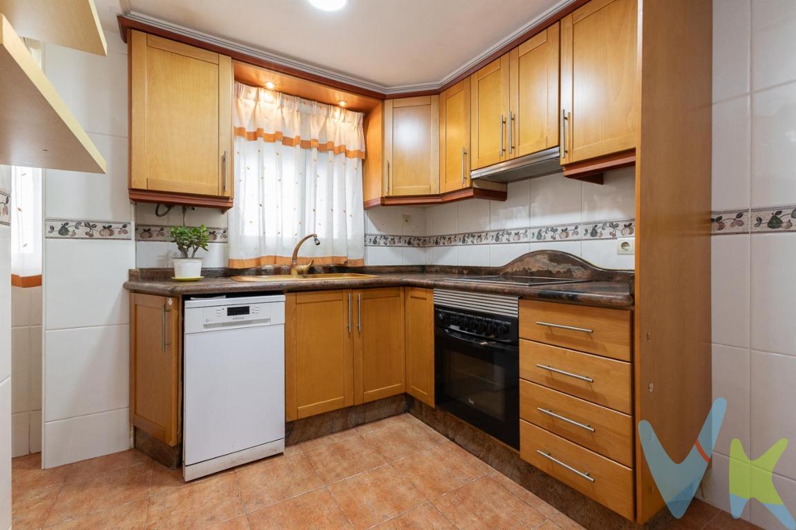  Disponible para la venta un encantador piso ubicado en el corazón de Alaquàs, ideal para familias o parejas que buscan un hogar acogedor y bien situado. Esta vivienda, situada en la segunda planta de un edificio clásico construido en 1969, ofrece una perfecta combinación entre comodidad y accesibilidad. Con una superficie útil de 69 metros cuadrados y un total de 78 metros construidos, el espacio se distribuye de manera optimizada para aprovechar al máximo cada rincón de la propiedad.La distribución es perfecta, a la entrada tenemos el comedor con un gran ventanal, con vistas a la calle, el recibidor dispone de dos armarios empotrados. Cabes destacar que tiene dos dormitorios dobles y uno sencillo. Además una bonita cocina y un baño que se encuentran reformados, la fontanería y la instalación eléctrica también están cambiadas. Está listo para entrar a vivir!!La ubicación de esta propiedad es uno de sus mayores atractivos, siendo un área tranquila pero con la comodidad de contar con una excelente conexión al transporte público, cercano a colegios y gran variedad de comercios alrededor. Paradas de autobús ubicadas en las cercanías facilitan el acceso al mismo Alaquàs o a otras localidades vecinas, ofreciendo flexibilidad en los desplazamientos diarios. Esta conectividad también permite disfrutar de la amplia oferta cultural, gastronómica y de ocio que la zona y sus alrededores tienen para ofrecer.El entorno donde se encuentra el inmueble es un vecindario caracterizado por ser familiar y acogedor. La comunidad local ofrece un ambiente seguro y amable, perfecto para aquellas personas en búsqueda de una vida tranquila sin renunciar a las comodidades que brinda una conexión urbana. Al mismo tiempo, se encuentran servicios como colegios, centros de salud y supermercados a escasa distancia, lo cual asegura que el día a día sea cómodo y sin complicaciones.Le invitamos a contactarnos para coordinar una visita y ver, personalmente, el que podría ser su futuro hogar. No espere más y venga a descubrir un espacio pensado para su bienestar y el de su familia.Agencia Registrada con el Nº 2355 en el Registro Obligatorio de Agentes Inmobiliarios de la Comunitat Valenciana.El mobiliario, electrodomésticos no integrados y objetos no forman parte del precio.La descripción del presente inmueble e imágenes tienen mero carácter informativo, no vinculante y en ningún caso carácter contractual, pudiendo ser modificado, sin que ello implique responsabilidad alguna, dado que la información es ofrecida por terceros y puede contener errores.En cumplimiento a la Ley 10/2025, de 26 de diciembre, por la que se regulan los servicios de atención a la clientela, desde Europa 2000 informamos que el precio no incluye lo siguiente: En cumplimiento a la Ley 10/2025, de 26 de diciembre, por la que se regulan los servicios de atención a la clientela, desde Europa 2000 informamos que el precio no incluye lo siguiente: honorarios de mediación inmobiliaria a cargo del comprador del 3% del precio final de venta más IVA (21%), salvo otro pacto, impuestos (IVA  o ITP, este según perfil del comprador, pudiendo ser el 3%-6% ó el 10%) y otros gastos de la Compraventa: notaria, registro y gestoría por tramitación de la inscripción de la escritura (si la hay). Para más información y asesoramiento acerca de las opciones de compra, quedamos a tu disposición.Por decisión de los propietarios, gestionamos y comercializamos esta vivienda en exclusiva a través de Asicval y FAI, por lo que un amplio conjunto de agencias inmobiliarias ofrecemos el inmueble con garantías de certificación de inmuebles, calidad y seguridad. Por este motivo, se ruega no molestar a los propietarios. En caso de ser agente inmobiliario y tienes un cliente para este inmueble, estaremos encantados de colaborar.¡Contacta con nosotrxs y te informaremos de todo! 