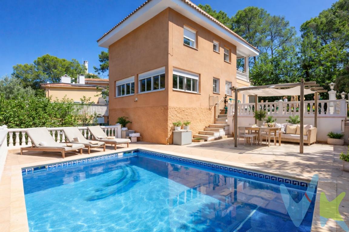 ¡Prepárate para estrenar el verano desde ya! Chalet con piscina listo para disfrutar en Semana Santa 🔥Si estás buscando una vivienda que te haga sentir de vacaciones desde el primer día, esta es tu oportunidad. Con la llegada del buen tiempo y a las puertas de Semana Santa, pocas propiedades ofrecen tanto por tan poco tiempo en el mercado.☀️ Piscina privada impecable, lista para los primeros baños de la temporada🌿 Amplios espacios exteriores donde organizar comidas, reuniones o simplemente desconectar🍹 Zona chill out y comedor exterior perfectos para disfrutar del sol desde la mañana hasta la noche🌳 Jardín consolidado que aporta privacidad, frescura y un entorno natural privilegiado. No dudes en agendar una visita y te enamoraras.__________________ La comercialización del presente inmueble se realiza en régimen de exclusiva, garantizando a la propiedad una gestión profesional, coordinada y sin interferencias externas. Trabajamos bajo el modelo de exclusiva compartida, colaborando activamente con otras agencias y profesionales que representen a posibles compradores o arrendatarios, con el objetivo de maximizar la difusión y las oportunidades de cierre.Por respeto a la propiedad y a sus ocupantes, se ruega no molestar directamente a propietarios o inquilinos. Para cualquier información adicional, concertar visita o plantear colaboración profesional, deberán dirigirse exclusivamente a nuestra oficina.La información contenida en este anuncio (incluyendo superficies, distribución, características, imágenes, planos y precios) tiene carácter meramente informativo y orientativo, no contractual, pudiendo estar sujeta a modificaciones, errores u omisiones sin previo aviso. Las superficies indicadas son aproximadas y no tienen carácter vinculante.El precio publicado no incluye impuestos ni gastos derivados de la operación (ITP, IVA, AJD, notaría, registro, gestoría u otros que legalmente correspondan).En caso de compraventa, los honorarios de intermediación inmobiliaria no están incluidos en el precio y serán satisfechos por la parte compradora de forma independiente, salvo pacto distinto.En caso de arrendamiento, la renta indicada no incluye suministros ni otros gastos repercutibles salvo indicación expresa en el anuncio. Las condiciones económicas y jurídicas definitivas se establecerán en el correspondiente contrato conforme a la normativa vigente. Los honorarios profesionales se aplicarán conforme a la legislación en vigor en el momento de la formalización del contrato.La propiedad podrá ser retirada del mercado o modificada en sus condiciones sin previo aviso, estando la oferta sujeta a disponibilidad.