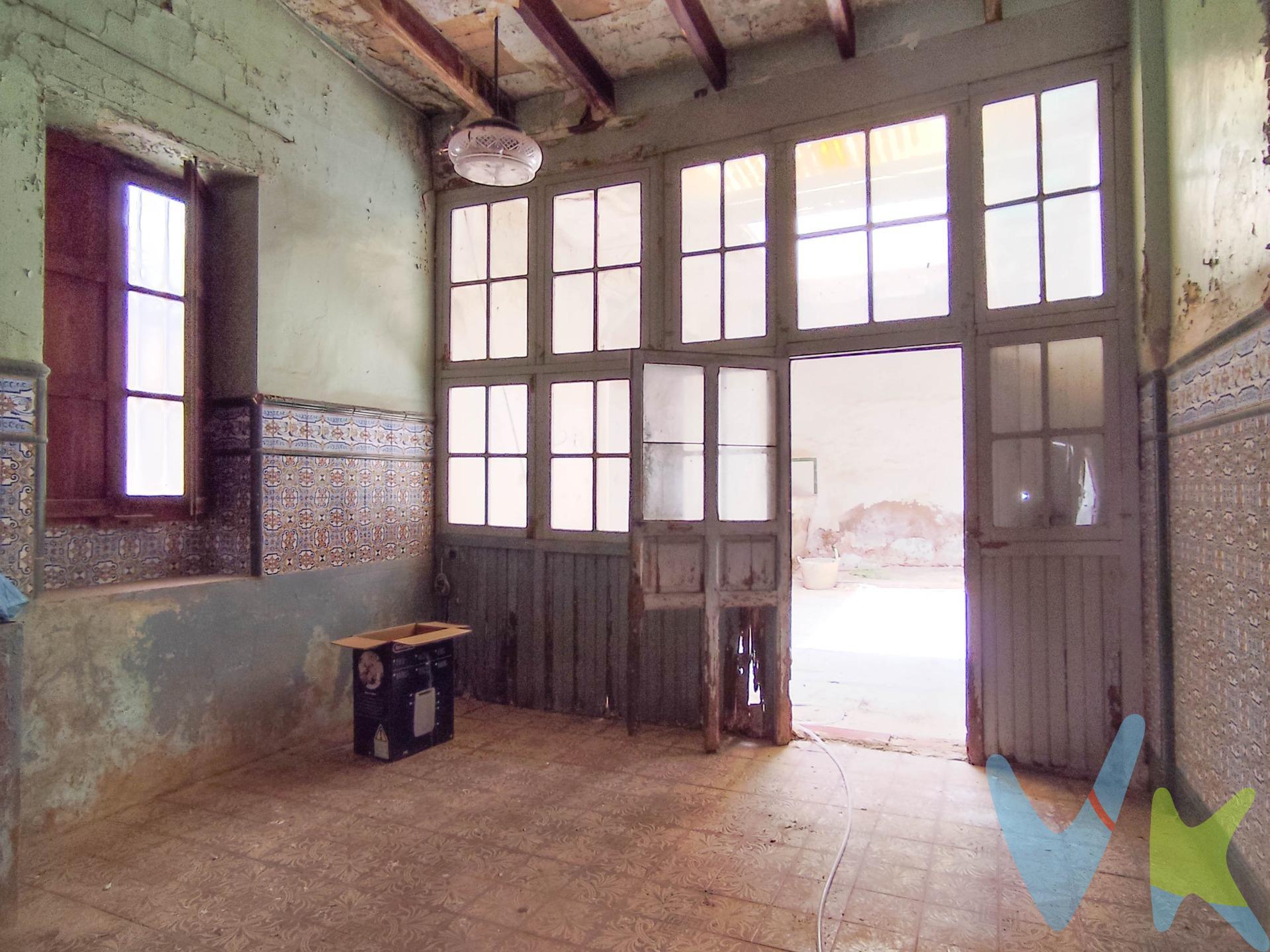 En el corazón del casco antiguo de Paiporta, donde las calles peatonales cuestan historias y la vida transcurre con calma, se encuentra esta propiedad única: una casa esquinera de 240 m2 construidos, con la posibilidad de añadir una gran terraza y garaje privado. Esta vivienda ofrece una distribución versátil que se adapta a tus necesidades:. - Planta baja: acceso directo desde una tranquila calle peatonal, con espacio para garaje y un pequeño patio que invita a ser transformado en un rincón de relax. - Primera planta: amplio salón-comedor con ventanales que aportan luminosidad, cocina independiente y baño completo. - Segunda planta: tres dormitorios con techos altos que conservan el encanto original de la vivienda. Además, la posibilidad de añadir una gran terraza en la azotea te permitirá disfrutar de vistas al casco antiguo y crear un espacio al aire libre para tus momentos de ocio. Esta casa es ideal para quienes buscan vivir en un entorno tranquilo, con todos los servicios a su alcance y la oportunidad de personalizar su hogar a su gusto. No pierdas la oportunidad de adquirir una propiedad con carácter y potencial en una ubicación privilegiada. *Nota: Agencia Registrada con el Nº 1018 en el Registro Obligatorio de Agentes Inmobiliarios de la Comunitat Valenciana. Puede consultar en la web de la GVA. La oferta está sujeta a cambios de precio o retirada del mercado sin previo aviso. En el precio de venta no están incluidos el impuesto del ITP, gastos de Notaría, los honorarios de agencia y los gastos de financiación, si la hubiese. Este anuncio no es vinculante, puede contener errores, se muestra a titulo informativo y no contractual*. *Por mandato expreso del propietario, comercializamos este inmueble en exclusiva, lo que le garantiza el acceso a toda la información, a un servicio de calidad, un trato fácil, sencillo y sin interferencias de terceros. Por este motivo, se ruega no molestar al propietario, a los ocupantes de la propiedad o a los vecinos. Muchas gracias por su comprensión. Si usted es agente inmobiliario y tiene un cliente para este inmueble, llámenos: estaremos encantados de colaborar. *. *Nuestro departamento financiero puede conseguir tu financiación. ¡ Consúltanos! *