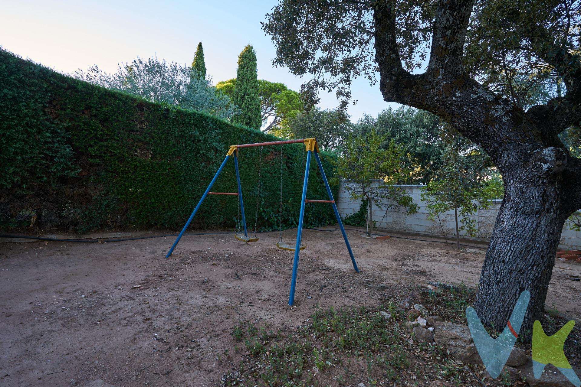 Parcela urbanizable en El Encinar del Alberche (Villa del Prado) – 573 m². Se vende magnífica parcela urbanizable de 573 m² situada en la urbanización El Encinar del Alberche, en Villa del Prado, una zona tranquila, rodeada de naturaleza y a tan solo una hora de Madrid. La parcela cuenta con un entorno privilegiado, ideal para construir la vivienda a tu medida, ya sea como residencia habitual o como casa de descanso en plena naturaleza. Además, existe la posibilidad de adquirirla junto con el chalet colindante, también disponible a la venta, lo que permite ampliar el terreno o disponer de un espacio adicional con múltiples opciones de uso. ✅ Superficie: 573 m². ✅ Parcela urbanizable. ✅ Ubicación tranquila y rodeada de naturaleza. ✅ Opción de compra conjunta con chalet adyacente. Una excelente oportunidad tanto para inversión como para construir la casa de tus sueños.