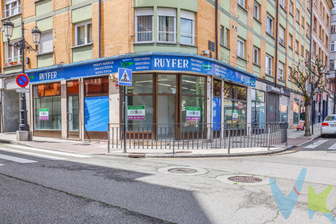 ¡OPORTUNIDAD ÚNICA DE INVERSIÓN! Local comercial en esquina de casi 100 m²  Todo escaparateSe vende excelente local comercial en esquina de 91 metros cuadrados, totalmente diáfano, ideal para todo tipo de negocios. Su inmejorable visibilidad gracias a su fachada acristalada en esquina lo convierte en un escaparate perfecto para captar la atención desde varios ángulos.Ubicado en una zona de paso, rodeado de colegios e institutos, lo que garantiza un flujo constante de público durante todo el día. Durante más de 50 años ha estado alquilado como perfumería, consolidándose como un comercio reconocido y valorado en el barrio.Cuenta con cristales de seguridad, garantizando una máxima protección sin renunciar a una estética moderna y luminosa. Además, dispone de dos aseos, que aporta comodidad tanto para el personal como para los clientes.Características principales:91metros construidos.Espacio diáfanoEsquina con amplios escaparatesCristales de seguridad2 aseosZona de paso, junto a colegios e institutosMínimos gastos, exento de cuota de comunidad y tan sólo 289EUR de IBI anual.Histórico de alquiler como perfumería durante más de 50 añosIdeal para comercio, oficina, showroom, clínica, peluquería y estética, etc. ¡Un local con historia, visibilidad y gran potencial! No dejes pasar esta oportunidad.No incluido en el precio el Impuesto de Transmisiones Patrimoniales y los gastos de Notaría y Registro.   