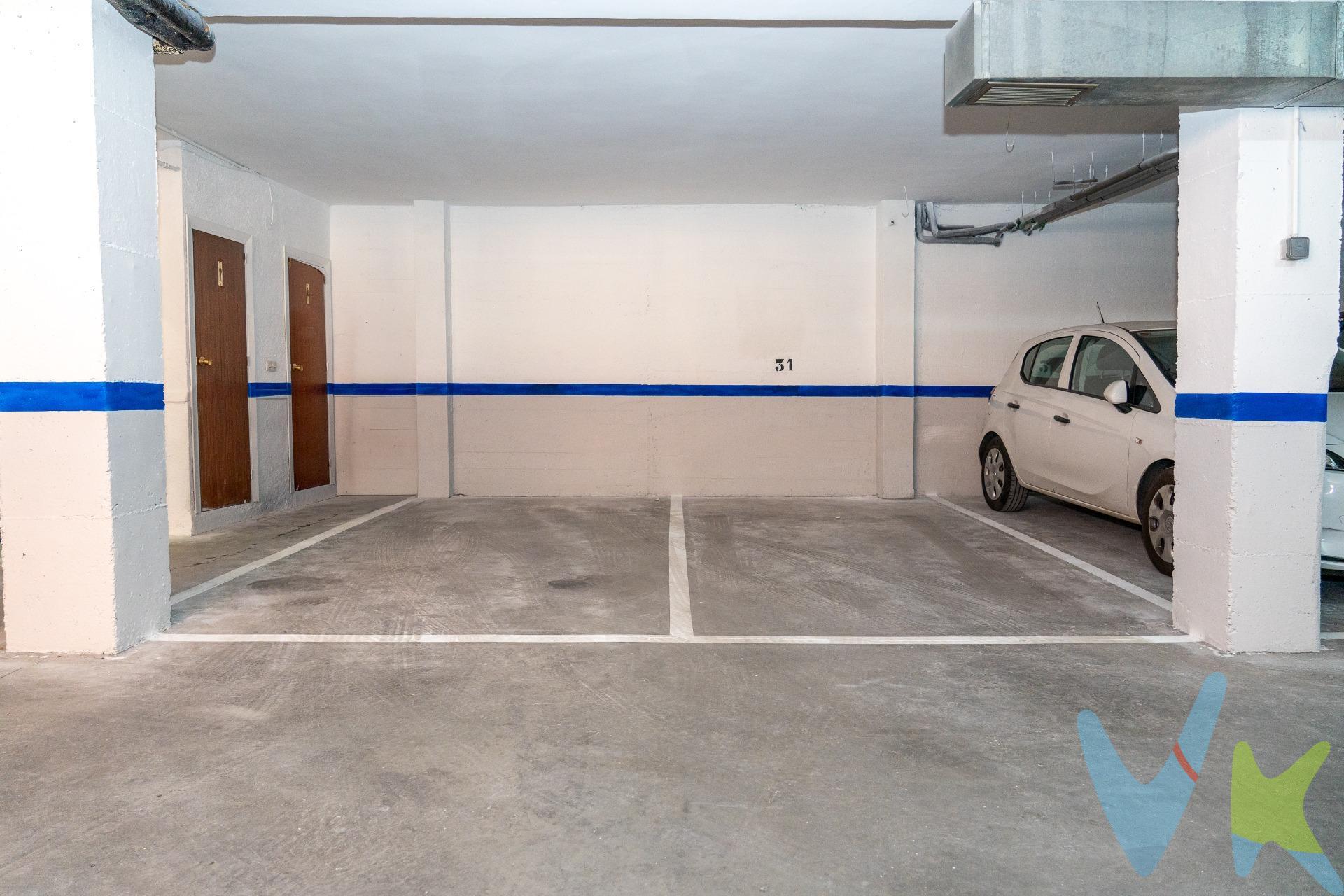 ¿Cansado de dar vueltas para aparcar en Carabanchel? En la Calle Gorrión, en pleno barrio de San Isidro y a pocos minutos andando del Metro Oporto (líneas 5 y 6), se vende una plaza de garaje amplia, en planta -1, dentro de un garaje comunitario cerrado y en muy buen estado de conservación. Se trata de la plaza número 31, situada en el sótano de un edificio residencial y con una superficie construida de 20 m² según Catastro. Está delimitada con marcas viales recién pintadas, apoyada en pared y con un pilar lateral que la deja perfectamente acotada y a resguardo de roces. Frente a ella, el pasillo de maniobra es muy ancho y está despejado, de modo que entrar y salir resulta cómodo. El garaje está reformado y muy cuidado: paredes y pilares pintados en blanco con zócalo señalizado, solera de hormigón lisa y limpia, iluminación abundante en toda la planta y equipos de protección contra incendios distribuidos por el sótano. El acceso rodado se realiza por una rampa ancha, de pendiente suave y trazado abierto, pavimentada, iluminada y protegida por puerta metálica automática, que permite el acceso con seguridad a cualquier hora. La ocupación de la planta es baja, así que siempre queda espacio de giro libre. Imagina llegar a casa a las nueve de la noche, bajar la rampa, dejar el coche en tu plaza y subir sin haber dado una vuelta a la manzana buscando hueco. Eso es lo que se compra aquí: tiempo, tranquilidad y un vehículo a cubierto, protegido del sol, de la lluvia y de los golpes de la calle. El entorno acompaña, porque San Isidro es una zona residencial consolidada de Carabanchel, con comercio de proximidad, colegios, instalaciones deportivas y el Parque de San Isidro a un paso, además de una excelente conexión con el centro de Madrid en Metro y en autobús. Y si no vas a necesitarla a diario, es un activo sencillo de poner en alquiler en un barrio donde el aparcamiento en superficie escasea. Concertamos la visita cuando mejor te venga y sin ningún compromiso: te enseñamos la plaza y el garaje para que compruebes in situ las medidas y la facilidad de acceso. Llámanos o escríbenos hoy mismo, porque las plazas bien situadas se venden rápido en esta zona. Información económica y gastos asociados:. En cumplimiento de lo dispuesto en el artículo 20 del Texto Refundido de la Ley General para la Defensa de los Consumidores y Usuarios, en su redacción vigente desde el 28 de diciembre de 2025, se informa expresamente de que el precio publicado no incluye los impuestos ni los gastos adicionales derivados de la compraventa, tales como el Impuesto de Transmisiones Patrimoniales o el IVA en su caso, Actos Jurídicos Documentados, aranceles notariales y registrales u otros gastos inherentes a la operación, los cuales se determinarán en función del precio final de cierre de la compraventa. El precio final ofertado respeta la normativa reguladora de precios que resulte aplicable.