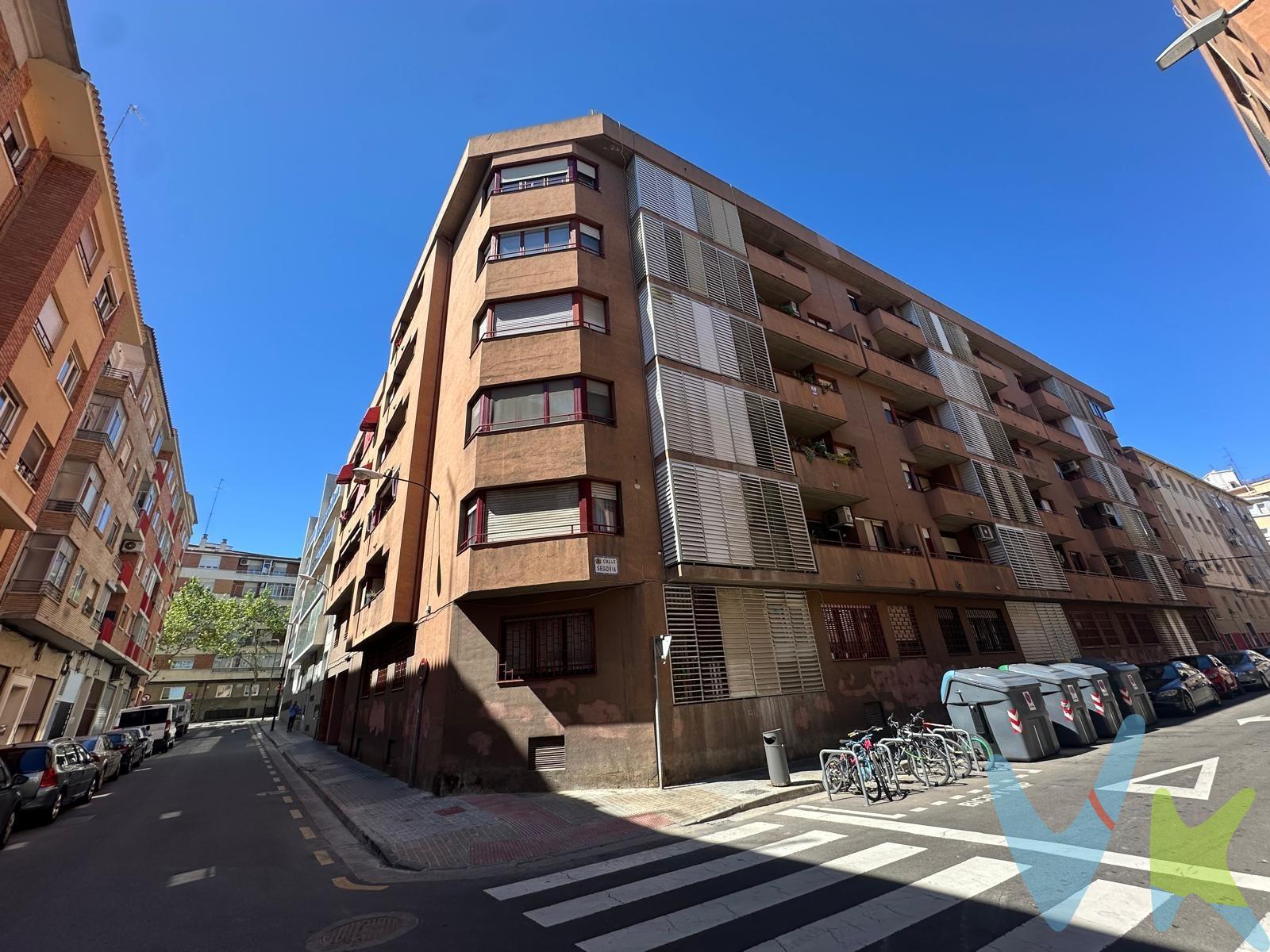 Descubre este piso en venta en la calle Génova, una oportunidad ideal para quienes buscan comodidad, amplitud y una ubicación bien conectada. La vivienda cuenta con tres dormitorios dobles, perfectos tanto para familias como para quienes necesitan espacio extra para teletrabajar o crear su propio rincón personal. El salón, amplio y acogedor, invita a disfrutar de momentos en buena compañia o con amigos en un ambiente cómodo y bien distribuido. La cocina, funcional y práctica, dispone de una galería que aporta ventilación, convirtiéndola en un espacio aún más agradable para el día a día. Además, la vivienda cuenta con dos baños completos, pensados para ofrecer mayor comodidad y privacidad. Ubicada en una buena finca, el edificio dispone de una zona infantil comunitaria, ideal para familias con niños, así como de una plaza de garaje en la propia finca, un valor añadido imprescindible que aporta comodidad y tranquilidad. Su entorno es otro de sus grandes atractivos: se encuentra próxima al parque Pignatelli y al Canal, perfectos para paseos y actividades al aire libre, y muy cerca de avenidas principales como Tenor Fleta, San José y Camino Las Torres, lo que garantiza excelentes conexiones y acceso a todo tipo de servicios. Una vivienda que combina espacio, ubicación y calidad de vida. Ideal para quienes buscan su próximo hogar en una zona consolidada y bien comunicada. ****NOTA HISTÓRICA: Génova es una ciudad portuaria y la capital de la región de Liguria, en el noroeste de Italia. Es conocida por la función central que desempeña en el comercio marítimo hace varios siglos. ***Gastos e impuestos no incluidos. A título orientativo, en segundas transmisiones, el comprador abonará: Impuesto sobre Transmisiones Patrimoniales (ITP), tipo general en Aragón al 8% (*). Base de cálculo: mayor valor entre precio de compraventa o valor de referencia catastral. Gastos de Notaría y Registro: Aranceles variables según precio, número de copias y complejidad; cálculo según tarifas normativas. Si se precisa hipoteca: Tasación, condiciones y costes bancarios según entidad elegida por el comprador; así como gastos de gestoría y cualesquiera otros inherentes a la compraventa. No se incluyen otros gastos o tributos que puedan por Ley corresponder al comprador. Operación sujeta a doble mediación. Existen honorarios a cargo del comprador, salvo pacto en contrario, no incluidos en PVP. El consumidor conforme a la normativa vigente podrá solicitar información y documentación adicional relativa al inmueble, sus características, condiciones de la operación y del servicio de mediación en la oficina y/o a través de nuestro teléfono de contacto o mail. La agencia actúa exclusivamente como intermediaria en la compraventa, cuyas condiciones, en todo caso, estarán sujetas a la aceptación expresa del vendedor del inmueble y posterior formalización del contrato. La información suministrada se corresponde con la disponible a la fecha de publicación, pudiendo variar en función de las circunstancias o actualizaciones legales, contractuales y fiscales. Anuncio de carácter meramente informativo. Para una información exhaustiva sobre el funcionamiento, tipos impositivos y bonificaciones del ITP en Aragón, puede consultar el portal oficial de la Agencia Tributaria Autonómica. Tarifas notariales y registrales reguladas en el Anexo I del Real Decreto 1426/1989 y Anexo I del Real Decreto 1427/1989, respectivamente. Anuncio no vinculante, puede contener errores.